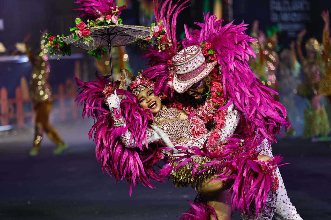 Jurados
Doze jurados foram selecionados para assumir o papel de juízes durante as apresentações do 66º Festival Folclórico do Amazonas. Conheça cada um deles:
Jéssica Figueiredo de Assis: Graduada em Comunicação Social, com pós-graduação em Jornalismo Digital e mestranda em Sociedade e Cultura pela Ufam.
Leonardo Najar: Graduado em Design e Artes Visuais, com mestrado em Artes Visuais pela Universidade do Rio Grande do Sul, e ampla experiência como designer editorial, gráfico e diretor de arte.
Stephen Coffey Bolis: Graduado, mestre e doutor em Música pela Universidade Estadual de Campinas, atualmente professor do magistério superior na Ufam.
Frank Queiroz Chaves: Graduado em História, pós-graduado em Metodologia e mestre em Sociedade e Cultura do Amazonas.
Wanderleia Dimas Barbosa: Licenciada em Dança, com especializações em Psicomotricidade e Arte Educação, e mestranda em Arte Educação pela Ufam.
Gilson Moura Victor: Mestrando em Artes, pedagogo e professor de artes, com experiência em música litúrgica católica.
Paulo César Marques Holanda: Doutorando em Artes Visuais, mestre em Ciências Humanas e licenciado em Letras, com experiência como professor de Artes.
Silvio Jânio Matos de Souza: Graduado em Artes Visuais, mestre em Ensino das Artes pelo Prof Artes, e atualmente professor com ênfase em Artes Visuais.
João Gustavo Kienem: Diretor e professor adjunto da Faculdade de Artes da Ufam, com doutorado e mestrado em Sociedade e Cultura na Amazônia.
Andrea Melo do Nascimento: Mestra em Ensino das Artes, especialista em Educação a Distância e licenciada em Pedagogia e Artes Visuais.
Paulo Roberto Simonetti Barbosa: Graduado em Educação Artística, mestre em Engenharia de Produção e mestrando em Artes Visuais.
Lorena Monteiro Neres de Lima: Graduada em Licenciatura em Música e mestranda no programa de pós-graduação em Mestrado Profissional em Artes na Ufam.