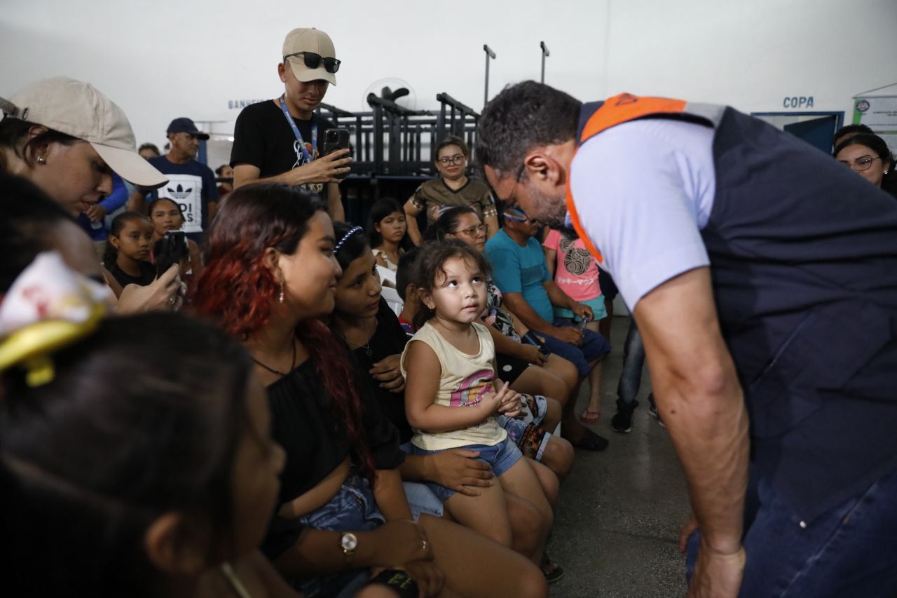 Força-tarefa
Ainda nesta segunda-feira, o Governo do Amazonas montou uma força-tarefa com servidores da Defesa Civil, Secretaria de Justiça, Direitos Humanos e Cidadania (Sejusc), Secretaria de Estado de Assistência Social (Seas) e Secretaria de Estado de Saúde (SES-AM) para colaborar com as autoridades municipais, levando suprimentos, assistência imediata e apoio psicossocial.
A Sejusc enviou uma equipe multidisciplinar formada por assistente social, psicólogo e técnicos de enfermagem para fazer o levantamento das necessidades, além de providenciar documentação para que as vítimas possam ter acesso a benefícios.
A força-tarefa continuará atuando em Nhamundá até que todas as necessidades emergenciais das famílias sejam atendidas, e um plano de recuperação a longo prazo seja estabelecido.
Incêndio
O incêndio, ocorrido durante a madrugada, resultou na morte de uma criança e feriu outras duas pessoas. Investigações preliminares apontam que a causa do incêndio pode ter sido um curto-circuito em uma tomada de uma das residências atingidas. O incidente afetou 18 famílias, dessas, 11 estão abrigadas em uma creche de Nhamundá e sete alojadas nas casas de familiares.