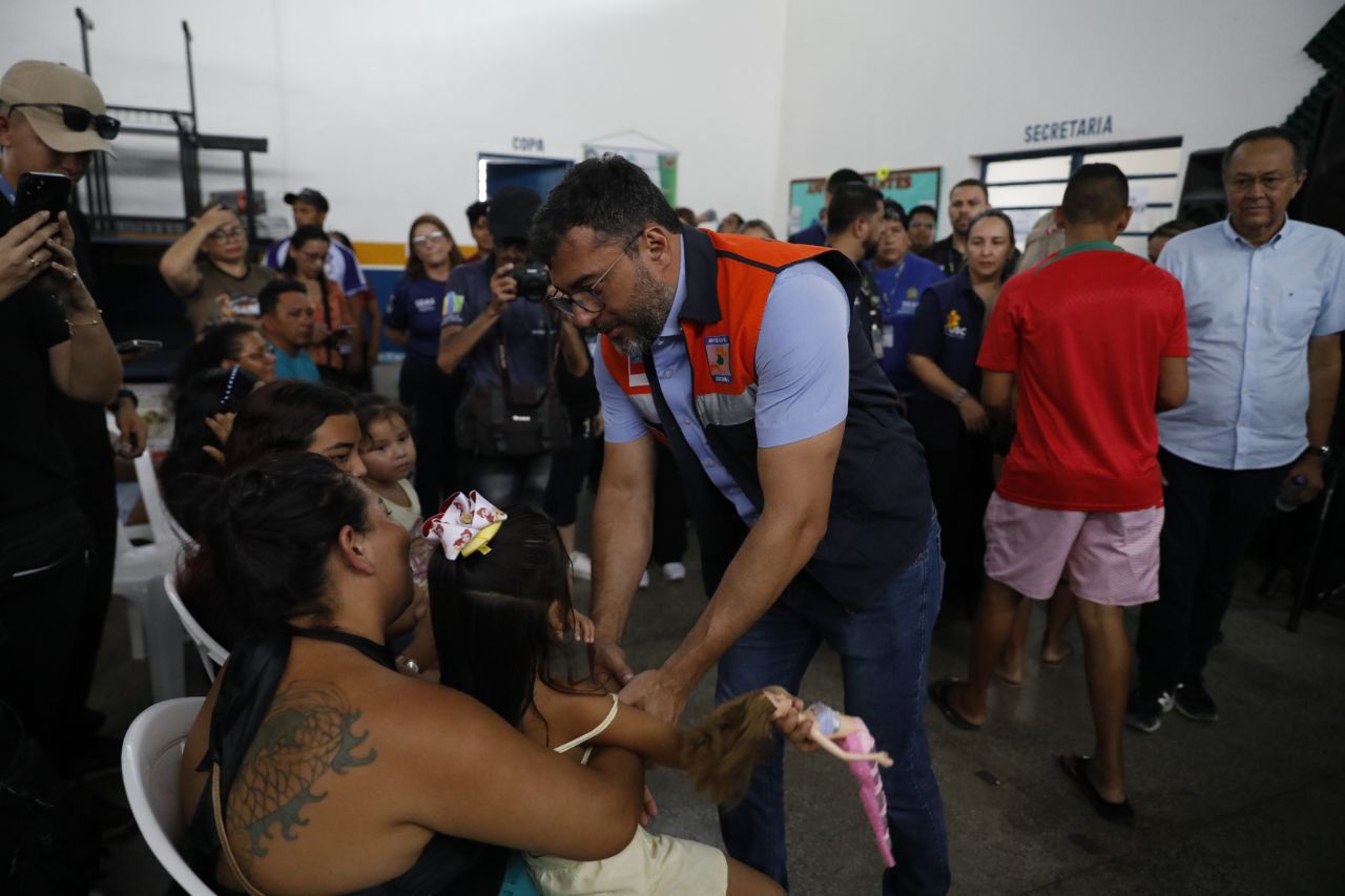 Força-tarefa
Ainda nesta segunda-feira, o Governo do Amazonas montou uma força-tarefa com servidores da Defesa Civil, Secretaria de Justiça, Direitos Humanos e Cidadania (Sejusc), Secretaria de Estado de Assistência Social (Seas) e Secretaria de Estado de Saúde (SES-AM) para colaborar com as autoridades municipais, levando suprimentos, assistência imediata e apoio psicossocial.
A Sejusc enviou uma equipe multidisciplinar formada por assistente social, psicólogo e técnicos de enfermagem para fazer o levantamento das necessidades, além de providenciar documentação para que as vítimas possam ter acesso a benefícios.
A força-tarefa continuará atuando em Nhamundá até que todas as necessidades emergenciais das famílias sejam atendidas, e um plano de recuperação a longo prazo seja estabelecido.
Incêndio
O incêndio, ocorrido durante a madrugada, resultou na morte de uma criança e feriu outras duas pessoas. Investigações preliminares apontam que a causa do incêndio pode ter sido um curto-circuito em uma tomada de uma das residências atingidas. O incidente afetou 18 famílias, dessas, 11 estão abrigadas em uma creche de Nhamundá e sete alojadas nas casas de familiares.