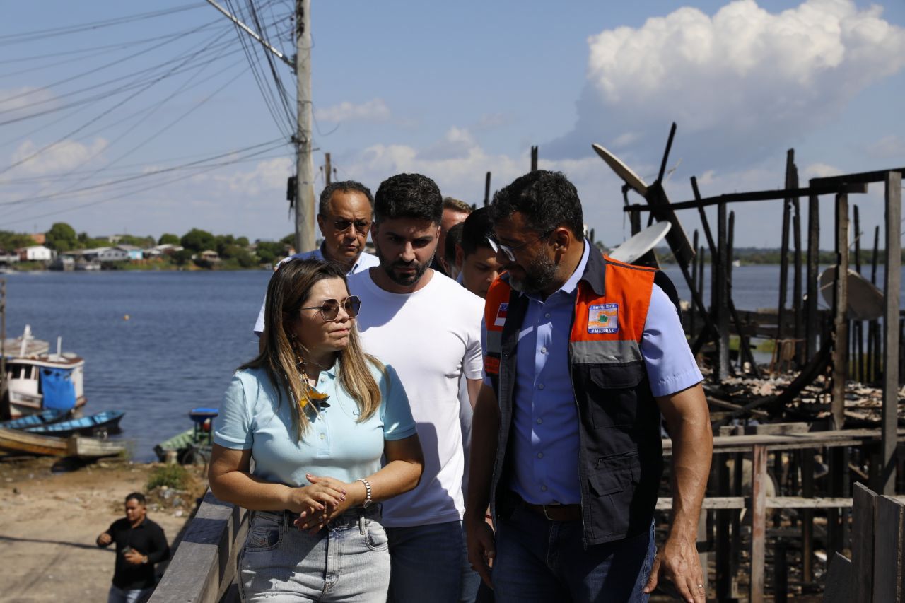 Força-tarefa
Ainda nesta segunda-feira, o Governo do Amazonas montou uma força-tarefa com servidores da Defesa Civil, Secretaria de Justiça, Direitos Humanos e Cidadania (Sejusc), Secretaria de Estado de Assistência Social (Seas) e Secretaria de Estado de Saúde (SES-AM) para colaborar com as autoridades municipais, levando suprimentos, assistência imediata e apoio psicossocial.
A Sejusc enviou uma equipe multidisciplinar formada por assistente social, psicólogo e técnicos de enfermagem para fazer o levantamento das necessidades, além de providenciar documentação para que as vítimas possam ter acesso a benefícios.
A força-tarefa continuará atuando em Nhamundá até que todas as necessidades emergenciais das famílias sejam atendidas, e um plano de recuperação a longo prazo seja estabelecido.
Incêndio
O incêndio, ocorrido durante a madrugada, resultou na morte de uma criança e feriu outras duas pessoas. Investigações preliminares apontam que a causa do incêndio pode ter sido um curto-circuito em uma tomada de uma das residências atingidas. O incidente afetou 18 famílias, dessas, 11 estão abrigadas em uma creche de Nhamundá e sete alojadas nas casas de familiares.