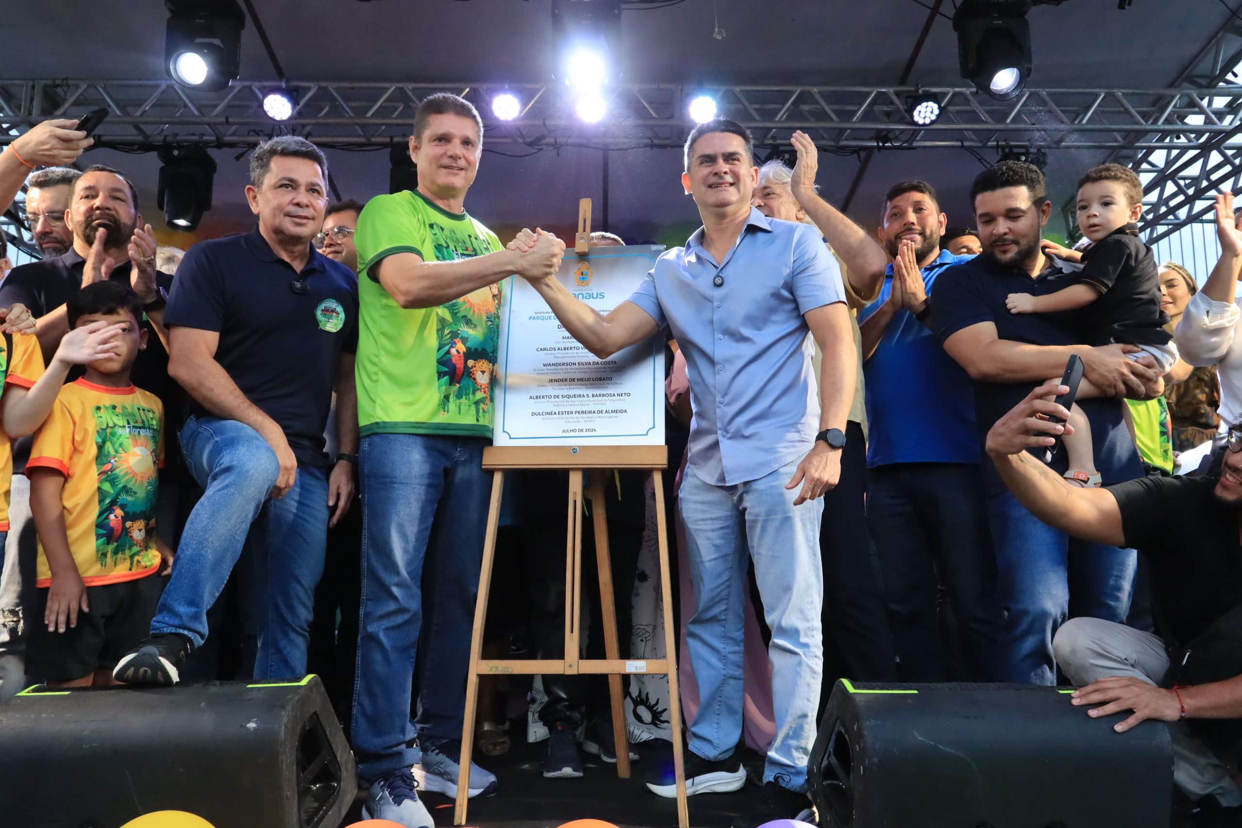Gestão

O Gigantes da Floresta terá uma área administrativa e de monitoramento da segurança num contêiner, que ficará a cargo da Secretaria Municipal de Segurança Pública e Defesa Social (Semseg). Câmeras e outros equipamentos modernos vão assegurar uma segurança de alto nível no parque, incluindo guardas municipais em ronda 24 horas, com motos, quadriciclos e viaturas.

Equipes de monitores vão auxiliar, orientar e cuidar do bom uso e entretenimento das crianças e jovens nos cenários durante o funcionamento do parque. O espaço possui um conjunto de banheiros masculino, feminino, PcDs e para a família.

O início

O Gigantes da Floresta se soma ao parque Amazonino Mendes, numa área total que envolve 134 mil metros quadrados, ampliando a urbanidade, lazer, esporte e entretenimento na capital.

Os animais são obras de arte esculpidas em concreto e tela de viveiro, outros em EPS, material mais conhecido como isopor, usando técnicas de construção, modelagem, colagem, papel machê, fibra de vidro, acabamentos, detalhamento e pintura feitas por artistas e escultores.

A construção traz cenários interativos temáticos, com rampas de escalada, escorregadores, área molhada, entre outros. Todas as figuras ligadas à floresta serão manuseadas como brinquedos lúdicos para as crianças e interativos para os adultos.

 