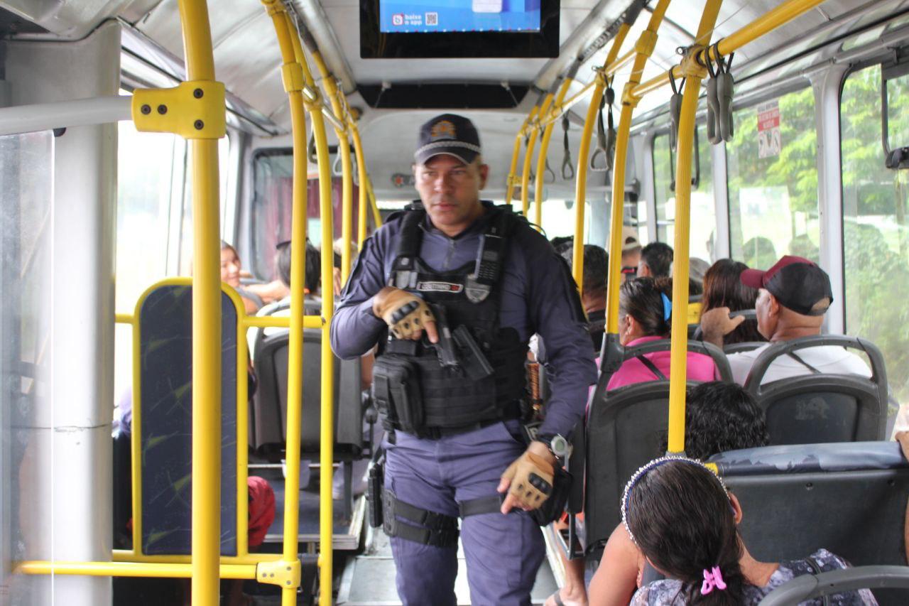 Integração PM
De acordo com o comandante da Companhia, capitão Fabrício Almeida, a integração possibilita que suas equipes estejam ainda mais rápidas nos lugares certos e desta forma, tem otimizado o tempo e dado uma resposta ainda mais eficaz à criminalidade, além de ter aumentado a produtividade.
As informações precisas têm auxiliado na realização de operações, nas montagens de barreiras itinerantes e incursões. “Nesses seis primeiros meses de 2024, já apreendemos 47 armas de fogo, aumentamos a apreensão de entorpecentes, número de presos e abordagens. A nossa expectativa é que ao final de 2024, a gente consiga melhorar ainda mais esses índices, trazendo mais tranquilidade e segurança para a nossa população da Cidade de Deus”, comentou o comandante.
Queda nos roubos a ônibus
Conforme o comandante da Cicom, capitão Fabrício Almeida, o policiamento eficaz tem auxiliado, também, na redução dos índices de roubo a coletivos, na área de responsabilidade da 13ª Cicom e 13º DIP.
Em toda a área norte, conforme dados do Centro Integrado de Operações de Segurança (Ciesp), o roubo a coletivos apresentou queda de 32%. Conforme o comandante, essa prática nos bairros onde são realizadas as ações integradas, o número apresentou reduções ainda maiores.
Diariamente são montadas barreiras e realizadas abordagens aos coletivos. O trabalho e as reduções são notados pelos usuários e pelos trabalhadores que operam no transporte coletivo. O motorista Evandro Sena, 48, elogiou as ações.
“Essa abordagem tem ajudado bastante a gente a trabalhar com mais calma, tem tranquilizado a gente e a população. A Polícia tem feito um excelente trabalho e tem amenizado bastante os assaltos na área. A gente sempre vê as viaturas abordando a gente. O pessoal entrava na rota com medo, agora, deu uma amenizada”, afirmou o motorista.
