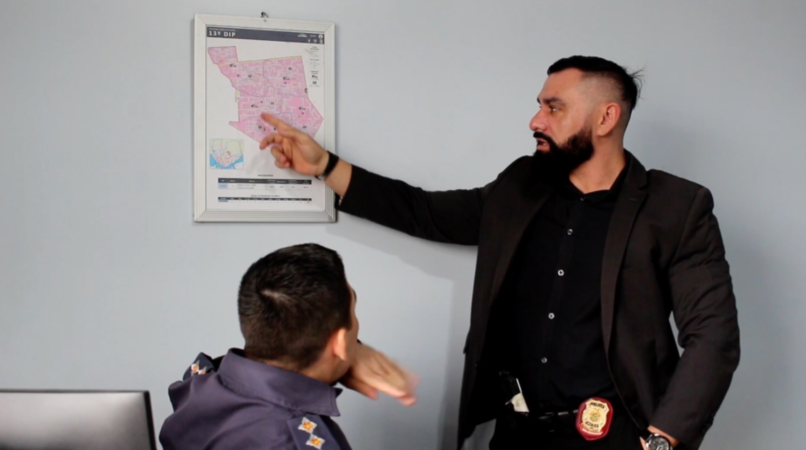 Integração PM
De acordo com o comandante da Companhia, capitão Fabrício Almeida, a integração possibilita que suas equipes estejam ainda mais rápidas nos lugares certos e desta forma, tem otimizado o tempo e dado uma resposta ainda mais eficaz à criminalidade, além de ter aumentado a produtividade.
As informações precisas têm auxiliado na realização de operações, nas montagens de barreiras itinerantes e incursões. “Nesses seis primeiros meses de 2024, já apreendemos 47 armas de fogo, aumentamos a apreensão de entorpecentes, número de presos e abordagens. A nossa expectativa é que ao final de 2024, a gente consiga melhorar ainda mais esses índices, trazendo mais tranquilidade e segurança para a nossa população da Cidade de Deus”, comentou o comandante.
Queda nos roubos a ônibus
Conforme o comandante da Cicom, capitão Fabrício Almeida, o policiamento eficaz tem auxiliado, também, na redução dos índices de roubo a coletivos, na área de responsabilidade da 13ª Cicom e 13º DIP.
Em toda a área norte, conforme dados do Centro Integrado de Operações de Segurança (Ciesp), o roubo a coletivos apresentou queda de 32%. Conforme o comandante, essa prática nos bairros onde são realizadas as ações integradas, o número apresentou reduções ainda maiores.
Diariamente são montadas barreiras e realizadas abordagens aos coletivos. O trabalho e as reduções são notados pelos usuários e pelos trabalhadores que operam no transporte coletivo. O motorista Evandro Sena, 48, elogiou as ações.
“Essa abordagem tem ajudado bastante a gente a trabalhar com mais calma, tem tranquilizado a gente e a população. A Polícia tem feito um excelente trabalho e tem amenizado bastante os assaltos na área. A gente sempre vê as viaturas abordando a gente. O pessoal entrava na rota com medo, agora, deu uma amenizada”, afirmou o motorista.