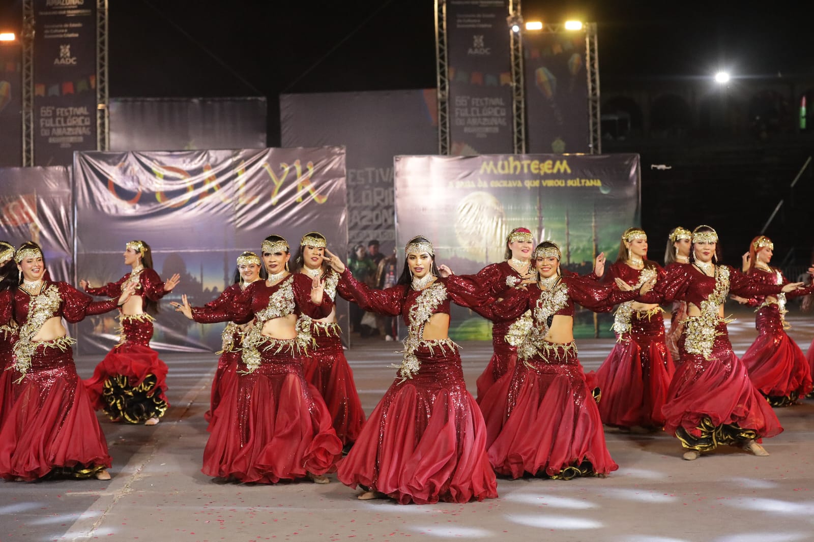 Diversidade das Danças Internacionais do Festival Folclórico do Amazonas desperta o interesse e o carinho do público
