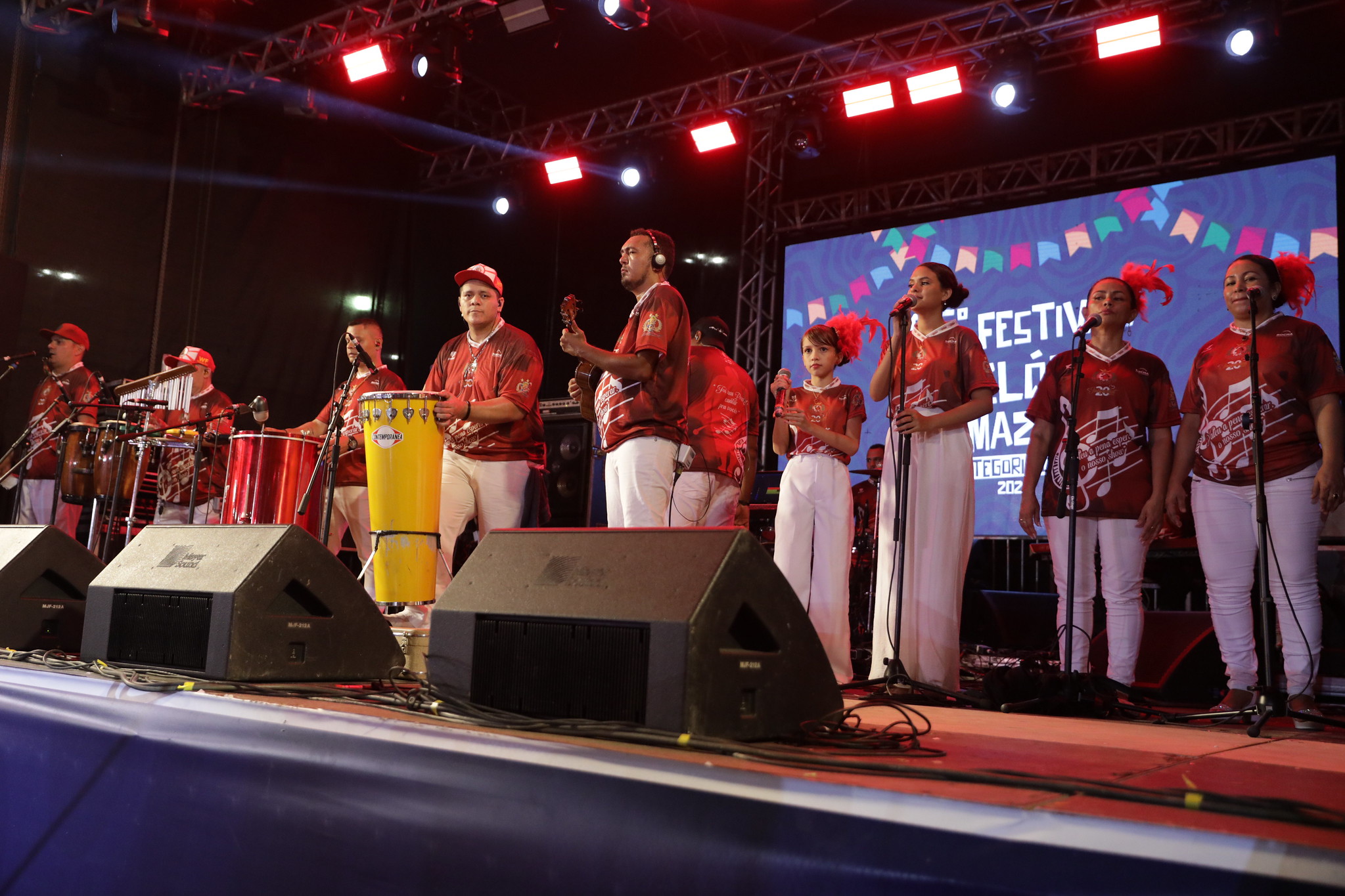 Festival Folclórico do Amazonas fomenta setor musical com danças em apresentações com música ao vivo