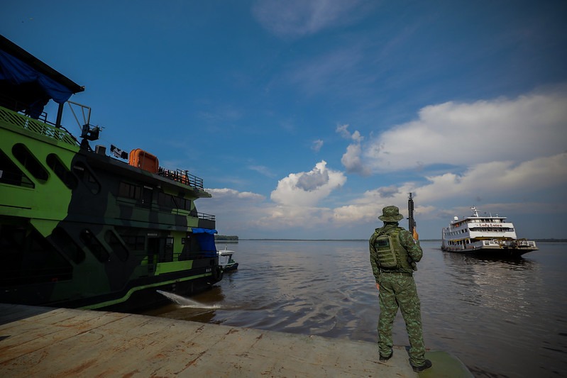 “Aqui na Base Arpão 2 conseguimos dar auxílio às populações ribeirinhas e fazer abordagem em todas as embarcações que sobem e descem o Rio Negro, bem como as que passam pelo Rio Branco. E neste período, estamos com um trabalho bem intenso em que as apreensões, além de combater os crimes ambientais”, disse o comandante da Base Arpão 2, Major Victor Vasconcelos.
Em quatro anos de atuação, a Base Arpão 1 e 2; as bases Paulo Pinto Nery e Tiradentes já resultaram em mais de R$ 464 milhões de prejuízo ao crime organizado, com apreensões de entorpecentes, armas, munições, dinheiro e prisões.
Investimentos
Nos últimos cinco anos, entre 2019 e 2024, o aporte financeiro do Governo do Amazonas na área da segurança pública somou R$ 1 bilhão. Os investimentos feitos proporcionam um trabalho dinâmico e eficiente aos policiais trazendo resultados expressivos para o estado no combate à criminalidade.
Entre esses investimentos estão equipamentos e estruturas como lanchas blindadas, armamento de grosso calibre, óculos de visão e capacetes blindados, bem como a capacitação e valorização profissional.
No primeiro semestre deste ano, o Amazonas apreendeu um total de 22 toneladas de drogas, colocando o estado como líder do ranking de apreensões de entorpecentes na região Norte, conforme dados do Ministério da Justiça e Segurança Pública (MJSP). O montante representa o dobro de entorpecentes apreendidos na soma geral dos demais estados da região norte.