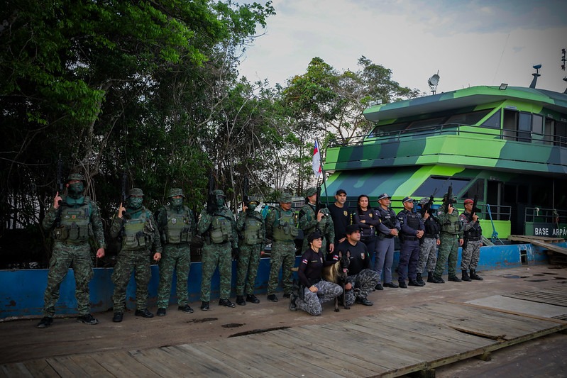 “Aqui na Base Arpão 2 conseguimos dar auxílio às populações ribeirinhas e fazer abordagem em todas as embarcações que sobem e descem o Rio Negro, bem como as que passam pelo Rio Branco. E neste período, estamos com um trabalho bem intenso em que as apreensões, além de combater os crimes ambientais”, disse o comandante da Base Arpão 2, Major Victor Vasconcelos.
Em quatro anos de atuação, a Base Arpão 1 e 2; as bases Paulo Pinto Nery e Tiradentes já resultaram em mais de R$ 464 milhões de prejuízo ao crime organizado, com apreensões de entorpecentes, armas, munições, dinheiro e prisões.
Investimentos
Nos últimos cinco anos, entre 2019 e 2024, o aporte financeiro do Governo do Amazonas na área da segurança pública somou R$ 1 bilhão. Os investimentos feitos proporcionam um trabalho dinâmico e eficiente aos policiais trazendo resultados expressivos para o estado no combate à criminalidade.
Entre esses investimentos estão equipamentos e estruturas como lanchas blindadas, armamento de grosso calibre, óculos de visão e capacetes blindados, bem como a capacitação e valorização profissional.
No primeiro semestre deste ano, o Amazonas apreendeu um total de 22 toneladas de drogas, colocando o estado como líder do ranking de apreensões de entorpecentes na região Norte, conforme dados do Ministério da Justiça e Segurança Pública (MJSP). O montante representa o dobro de entorpecentes apreendidos na soma geral dos demais estados da região norte.