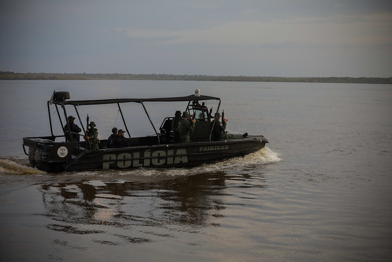 “Aqui na Base Arpão 2 conseguimos dar auxílio às populações ribeirinhas e fazer abordagem em todas as embarcações que sobem e descem o Rio Negro, bem como as que passam pelo Rio Branco. E neste período, estamos com um trabalho bem intenso em que as apreensões, além de combater os crimes ambientais”, disse o comandante da Base Arpão 2, Major Victor Vasconcelos.
Em quatro anos de atuação, a Base Arpão 1 e 2; as bases Paulo Pinto Nery e Tiradentes já resultaram em mais de R$ 464 milhões de prejuízo ao crime organizado, com apreensões de entorpecentes, armas, munições, dinheiro e prisões.
Investimentos
Nos últimos cinco anos, entre 2019 e 2024, o aporte financeiro do Governo do Amazonas na área da segurança pública somou R$ 1 bilhão. Os investimentos feitos proporcionam um trabalho dinâmico e eficiente aos policiais trazendo resultados expressivos para o estado no combate à criminalidade.
Entre esses investimentos estão equipamentos e estruturas como lanchas blindadas, armamento de grosso calibre, óculos de visão e capacetes blindados, bem como a capacitação e valorização profissional.
No primeiro semestre deste ano, o Amazonas apreendeu um total de 22 toneladas de drogas, colocando o estado como líder do ranking de apreensões de entorpecentes na região Norte, conforme dados do Ministério da Justiça e Segurança Pública (MJSP). O montante representa o dobro de entorpecentes apreendidos na soma geral dos demais estados da região norte.