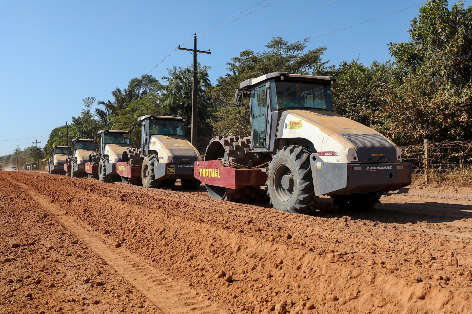 Produção 

O ramal do Pau Rosa abrange 20 subvicinais ao longo de sua extensão, e cerca de 550 famílias vivem nas proximidades, entre produtores rurais e residentes. A região é conhecida pela produção de hortaliças e frutas, além de atividades como extração de madeira, artesanato, pecuária de pequeno porte e piscicultura. A obra no ramal deve trazer melhores condições para o escoamento da produção.

Outro ramal que terá as obras retomadas é o ramal da Cooperativa, localizado no quilômetro 14 do ramal do Pau Rosa. O investimento previsto para a pavimentação desse ramal é de R$ 77,5 milhões, beneficiando mais 450 famílias que residem no entorno.

Investimento em ramais

Desde 2019, a gestão do governador Wilson Lima já concluiu 34 ramais, totalizando 219 quilômetros, com investimento no valor de R$ 280,7 milhões. Outras 25 obras estão em andamento, totalizando 297 quilômetros de vias, com investimento no valor de R$ 552 milhões.