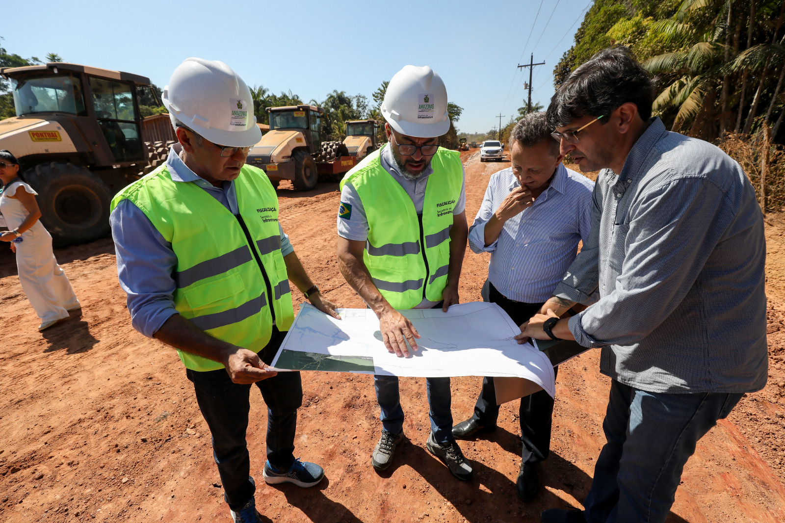 Produção 

O ramal do Pau Rosa abrange 20 subvicinais ao longo de sua extensão, e cerca de 550 famílias vivem nas proximidades, entre produtores rurais e residentes. A região é conhecida pela produção de hortaliças e frutas, além de atividades como extração de madeira, artesanato, pecuária de pequeno porte e piscicultura. A obra no ramal deve trazer melhores condições para o escoamento da produção.

Outro ramal que terá as obras retomadas é o ramal da Cooperativa, localizado no quilômetro 14 do ramal do Pau Rosa. O investimento previsto para a pavimentação desse ramal é de R$ 77,5 milhões, beneficiando mais 450 famílias que residem no entorno.

Investimento em ramais

Desde 2019, a gestão do governador Wilson Lima já concluiu 34 ramais, totalizando 219 quilômetros, com investimento no valor de R$ 280,7 milhões. Outras 25 obras estão em andamento, totalizando 297 quilômetros de vias, com investimento no valor de R$ 552 milhões.