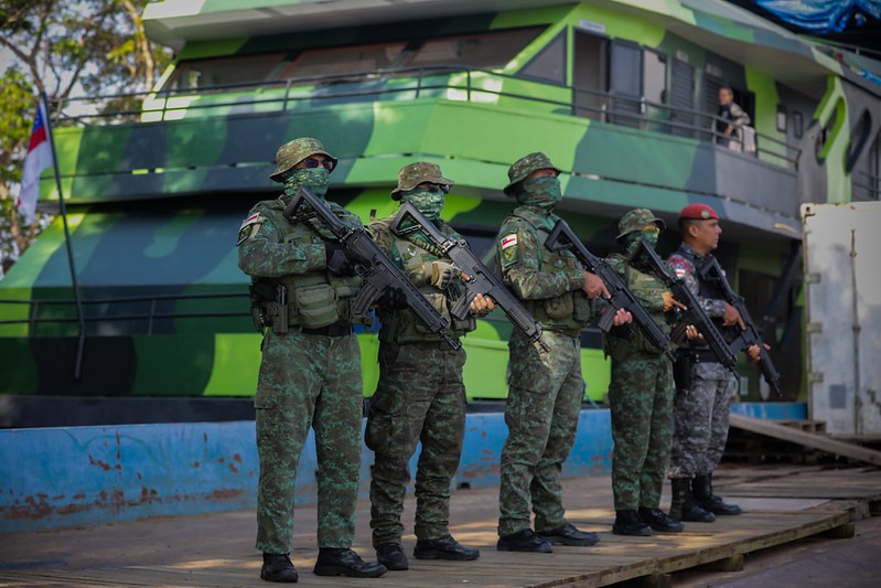 Reconhecimento 

A diretora de Gestão do Fundo Nacional de Segurança Pública do Ministério da Justiça e Segurança Pública (MJSP), Camila Pintarelli, esteve, no dia 12 de agosto, na capital, para participar das entregas de equipamentos, veículos e obras para as Forças de Segurança que atuam no estado, por meio de recursos do Governo do Estado e do MJSP. Na ocasião, ela destacou a eficiência do Governo Estadual na condução da aplicação dos recursos públicos em estrutura e na valorização dos servidores.

"A impressão que a segurança pública do Amazonas passa ao Ministério da Justiça é de seriedade; é de um investimento inteligente e de uso eficiente dos recursos federais que são repassados. Ao presenciar essa grande apreensão ser conduzida por uma mulher, mostra como o Amazonas, além de gerir de forma de forma séria, também gere os seus recursos humanos de forma eficiente".

Trabalho efetivo

O diretor do Departamento de Polícia do Interior (DPI), da Polícia Civil do Amazonas (PC-AM), delegado Paulo Mavignier, disse que os investimentos no efetivo asseguram a confiança da população na segurança pública no interior.

“O investimento que vem sendo feito na segurança pública, sendo o principal deles o efetivo, com a nomeação dos delegados, investigadores e escrivães, trouxe uma nova realidade para o interior. E isso está trazendo resposta para a população de todas as regiões do Amazonas, das fronteiras e divisas, para que consigamos mudar a realidade do interior. Hoje a população ribeirinha se sente muito mais segura; temos números; temos prisões acontecendo, e inclusive uma aproximação da polícia e da comunidade”.

O comandante de policiamento do interior da PM, coronel Hildvaney Freitas, pontuou que as aquisições de equipamentos e materiais de segurança colaboram para o trabalho de policiamento ostensivo e a na preservação da ordem pública nas cidades do interior.

“Estamos efetuando um combate mais frequente na ação de piratas, principalmente, na região do Médio Solimões. Com a aquisição dessas lanchas blindadas, estamos conseguindo realizar um combate mais eficaz a essa modalidade de crime que, infelizmente, assola aquela região do Amazonas. Assim como estamos executando a preparação dos policiais militares para atuar no combate à violência doméstica. E hoje já contamos com inúmeros municípios no interior do com Rondas Maria da Penha para atuar nessa área”.