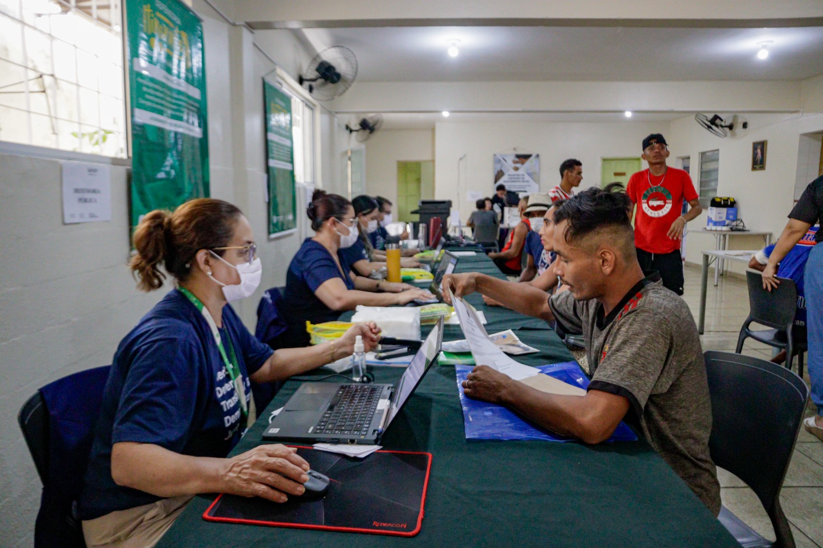 Governo do Amazonas realiza ação de cidadania e saúde para população em situação de rua no Centro de Manaus
