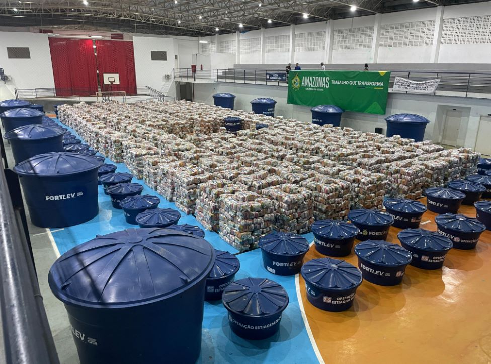 Governo do Amazonas envia mais de 1.500 toneladas de alimentos como ajuda humanitária para municípios afetados pela estiagemA previsão é que novas remessas de alimentos e insumos essenciais sejam enviadas nos próximos dias
O Governo do Amazonas, por meio da Defesa Civil do Estado, anunciou nesta quarta-feira, (18/09), o envio de mais de 1.500 toneladas de alimentos como parte das ações de ajuda humanitária aos municípios que enfrentam os efeitos severos da estiagem. A iniciativa faz parte do esforço contínuo do governo para apoiar famílias em situação de vulnerabilidade, afetadas pela seca prolongada que atinge diversas regiões do estado.