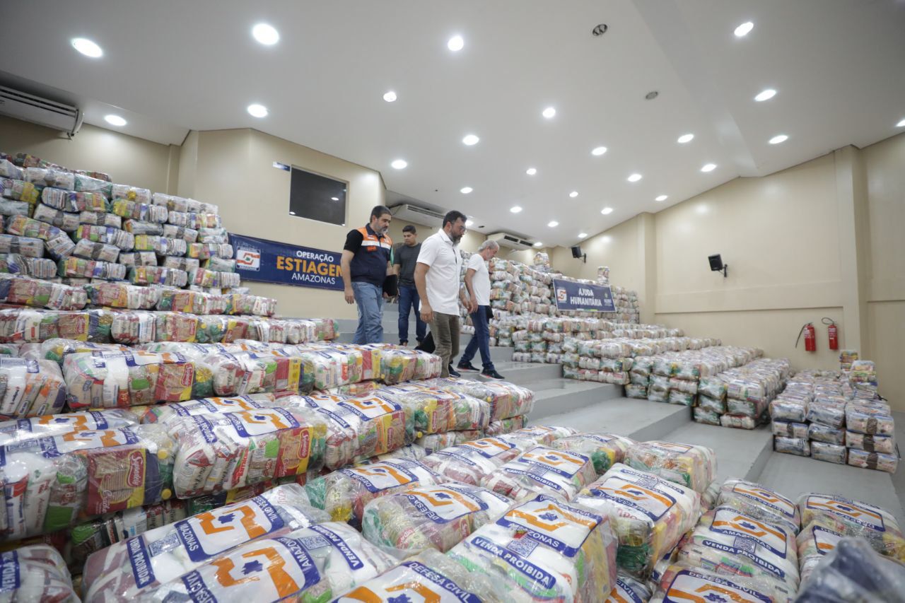 Em Parintins, governador Wilson Lima entrega ajuda humanitária e anuncia atendimentos de saúde para municípios do baixo Amazonas