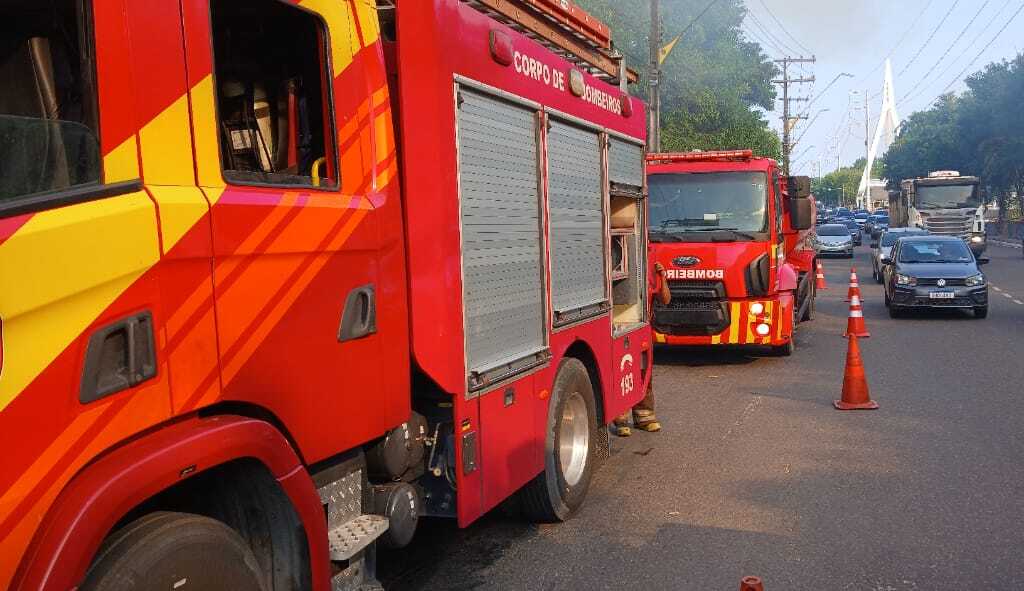 Em 24 horas, Corpo de Bombeiros combate 18 incêndios em áreas de vegetação em Manaus
