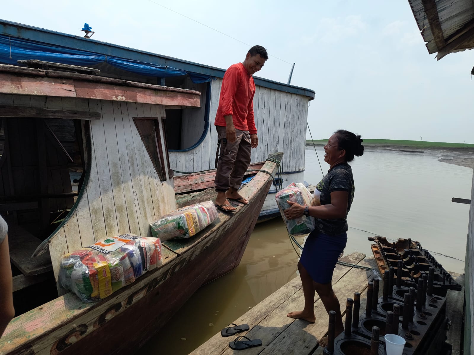 Governo do Amazonas envia mais de 1.500 toneladas de alimentos como ajuda humanitária para municípios afetados pela estiagemA previsão é que novas remessas de alimentos e insumos essenciais sejam enviadas nos próximos dias
O Governo do Amazonas, por meio da Defesa Civil do Estado, anunciou nesta quarta-feira, (18/09), o envio de mais de 1.500 toneladas de alimentos como parte das ações de ajuda humanitária aos municípios que enfrentam os efeitos severos da estiagem. A iniciativa faz parte do esforço contínuo do governo para apoiar famílias em situação de vulnerabilidade, afetadas pela seca prolongada que atinge diversas regiões do estado.
