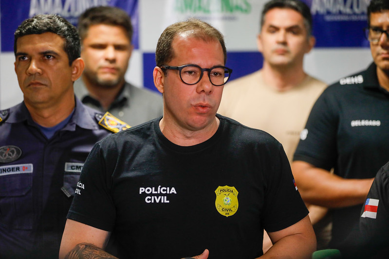 Força integrada: PC-AM, PMAM e Seai prende, em menos de 36h, suspeito da morte de jovem grávidaTambém foram presos os suspeitos do homicídio de Gabriel Rhavi, de 11 anos
Em menos de 36 horas, a força integrada formada pela Polícia Civil do Amazonas (PC-AM), a Polícia Militar do Amazonas (PMAM) e a Secretaria de Inteligência (Seai), prendeu nesta sexta-feira (13/09) o suspeito da morte de Eliana Rodrigues, de 24 anos, que estava grávida e foi assassinada no bairro o da Glória, zona oeste de Manaus. Também foram presos os suspeitos do homicídio de Gabriel Rhavi, de 11 anos, no último sábado (07/09), na comunidade Val Paraíso, zona leste.
