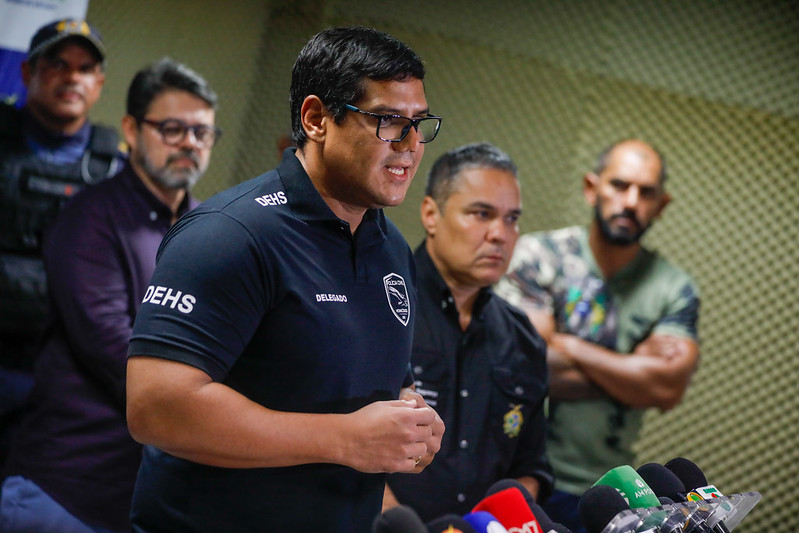 Força integrada: PC-AM, PMAM e Seai prende, em menos de 36h, suspeito da morte de jovem grávidaTambém foram presos os suspeitos do homicídio de Gabriel Rhavi, de 11 anos
Em menos de 36 horas, a força integrada formada pela Polícia Civil do Amazonas (PC-AM), a Polícia Militar do Amazonas (PMAM) e a Secretaria de Inteligência (Seai), prendeu nesta sexta-feira (13/09) o suspeito da morte de Eliana Rodrigues, de 24 anos, que estava grávida e foi assassinada no bairro o da Glória, zona oeste de Manaus. Também foram presos os suspeitos do homicídio de Gabriel Rhavi, de 11 anos, no último sábado (07/09), na comunidade Val Paraíso, zona leste.