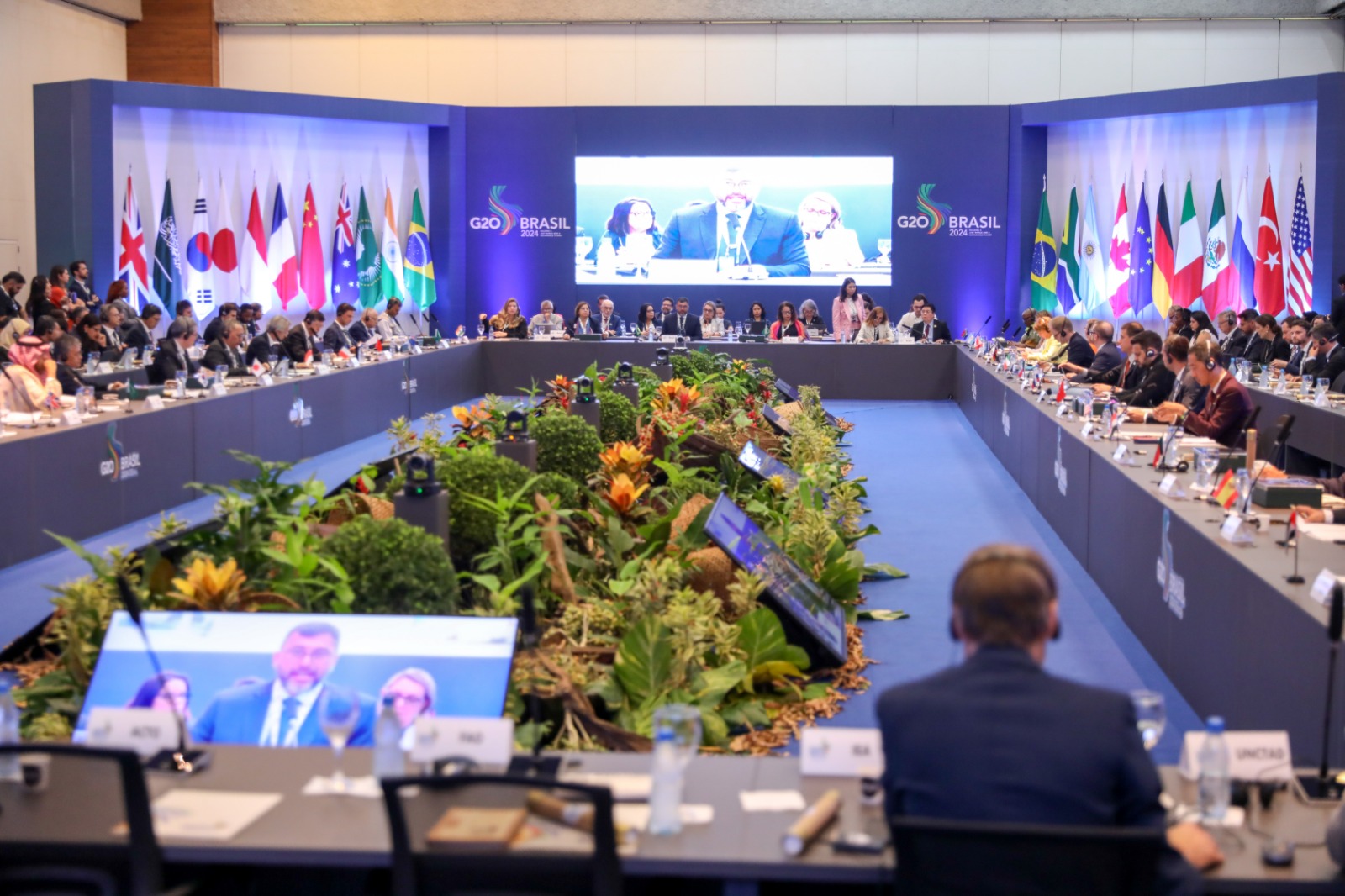 CT&I
O governador Wilson Lima reforçou, para as autoridades, a importância dos investimentos do Governo do Estado na área de ciência, tecnologia e inovação. Por meio da Fundação de Amparo à Pesquisa do Amazonas (Fapeam), em cinco anos, mais de R$ 730 milhões foram destinados para o fortalecimento de CT&I no Amazonas, sendo R$ 33 milhões apenas para projetos em inovação tecnológica, sustentabilidade e cadeias produtivas.
De acordo com a Fapeam, os investimentos correspondem ao período de 2019 a 2024 e amparam o desenvolvimento de 250 projetos na capital e no interior do estado. O trabalho executado pelo governador Wilson Lima firmou o Amazonas em 2º lugar em Inovação no país, segundo o Ranking de Competitividade dos Estados divulgado em agosto deste ano.
G20
A reunião ministerial de Pesquisa e Inovação do G20 reuniu chefes de delegação, como a ministra da Ciência, Tecnologia e Inovação, Luciana Santos e a ministra das Mulheres, Cida Gonçalves. Lideranças da Índia, África do Sul, Argentina, Austrália, Canadá, China, França, Alemanha, Indonésia, Itália, Japão, Coréia do Sul, Rússia, Arábia Saudita, Turquia, Reino Unido, Estados Unidos, México, Angola, Egito, Portugal, Singapura, Espanha, Suíça e Noruega também estiveram presentes na reunião.
O evento do G20 teve início na segunda-feira (16/09), com o tema “Inovação Aberta para o Desenvolvimento Justo e Sustentável”, discutindo temas como inovação aberta para promover o desenvolvimento sustentável, transição energética, bioeconomia circular, promoção da saúde global, pesquisa e inovação para a Amazônia e outras florestas.
Com presidências anuais, o Brasil assumiu a liderança do G20 no dia 1º de dezembro de 2023 e seguirá até 30 de novembro de 2024. O G20 é o principal fórum de cooperação econômica internacional para definição e fortalecimento em questões econômicas relevantes.