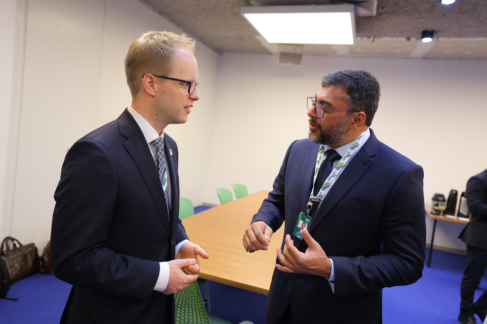 CT&I
O governador Wilson Lima reforçou, para as autoridades, a importância dos investimentos do Governo do Estado na área de ciência, tecnologia e inovação. Por meio da Fundação de Amparo à Pesquisa do Amazonas (Fapeam), em cinco anos, mais de R$ 730 milhões foram destinados para o fortalecimento de CT&I no Amazonas, sendo R$ 33 milhões apenas para projetos em inovação tecnológica, sustentabilidade e cadeias produtivas.
De acordo com a Fapeam, os investimentos correspondem ao período de 2019 a 2024 e amparam o desenvolvimento de 250 projetos na capital e no interior do estado. O trabalho executado pelo governador Wilson Lima firmou o Amazonas em 2º lugar em Inovação no país, segundo o Ranking de Competitividade dos Estados divulgado em agosto deste ano.
G20
A reunião ministerial de Pesquisa e Inovação do G20 reuniu chefes de delegação, como a ministra da Ciência, Tecnologia e Inovação, Luciana Santos e a ministra das Mulheres, Cida Gonçalves. Lideranças da Índia, África do Sul, Argentina, Austrália, Canadá, China, França, Alemanha, Indonésia, Itália, Japão, Coréia do Sul, Rússia, Arábia Saudita, Turquia, Reino Unido, Estados Unidos, México, Angola, Egito, Portugal, Singapura, Espanha, Suíça e Noruega também estiveram presentes na reunião.
O evento do G20 teve início na segunda-feira (16/09), com o tema “Inovação Aberta para o Desenvolvimento Justo e Sustentável”, discutindo temas como inovação aberta para promover o desenvolvimento sustentável, transição energética, bioeconomia circular, promoção da saúde global, pesquisa e inovação para a Amazônia e outras florestas.
Com presidências anuais, o Brasil assumiu a liderança do G20 no dia 1º de dezembro de 2023 e seguirá até 30 de novembro de 2024. O G20 é o principal fórum de cooperação econômica internacional para definição e fortalecimento em questões econômicas relevantes.