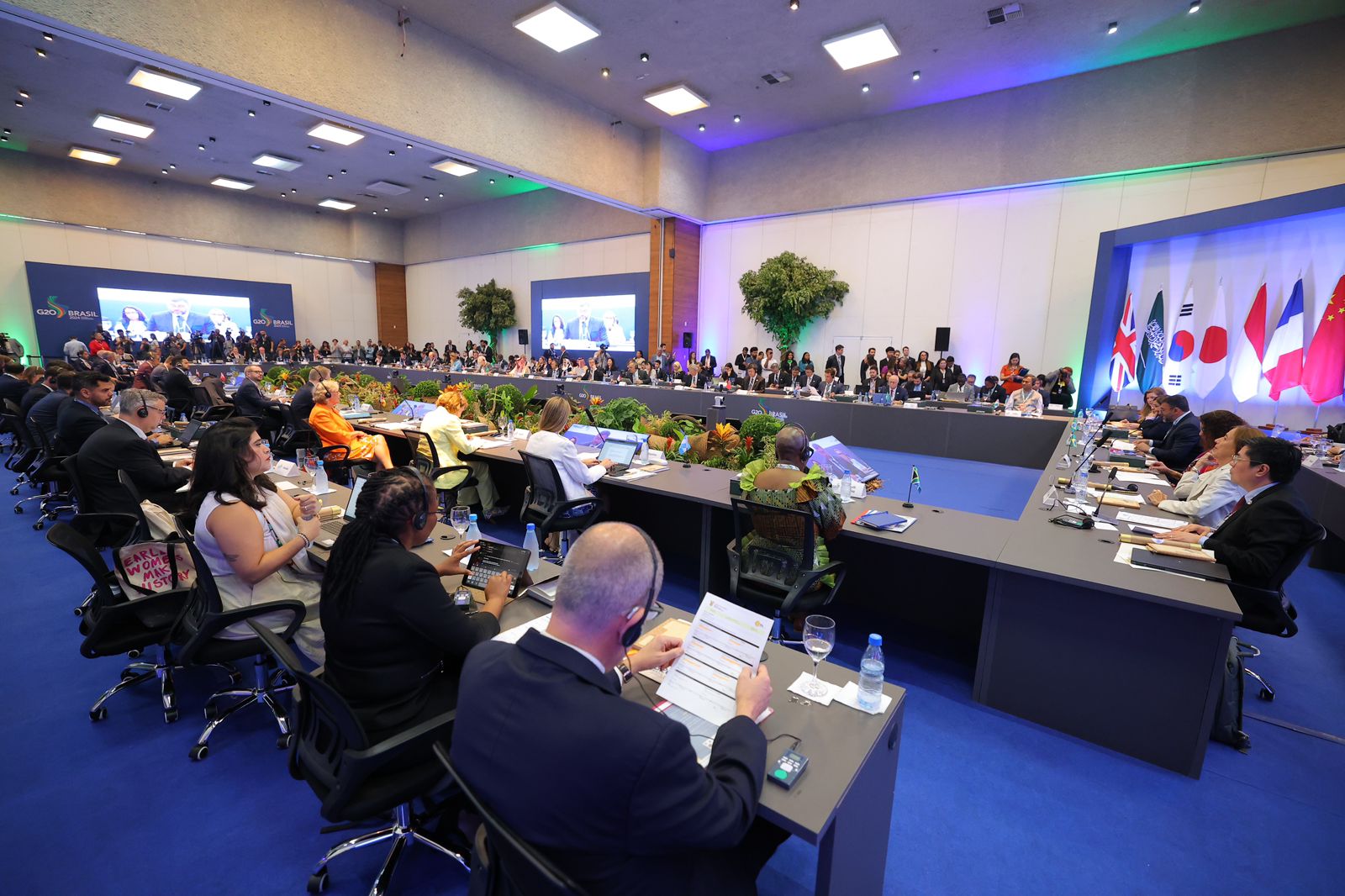 CT&I
O governador Wilson Lima reforçou, para as autoridades, a importância dos investimentos do Governo do Estado na área de ciência, tecnologia e inovação. Por meio da Fundação de Amparo à Pesquisa do Amazonas (Fapeam), em cinco anos, mais de R$ 730 milhões foram destinados para o fortalecimento de CT&I no Amazonas, sendo R$ 33 milhões apenas para projetos em inovação tecnológica, sustentabilidade e cadeias produtivas.
De acordo com a Fapeam, os investimentos correspondem ao período de 2019 a 2024 e amparam o desenvolvimento de 250 projetos na capital e no interior do estado. O trabalho executado pelo governador Wilson Lima firmou o Amazonas em 2º lugar em Inovação no país, segundo o Ranking de Competitividade dos Estados divulgado em agosto deste ano.
G20
A reunião ministerial de Pesquisa e Inovação do G20 reuniu chefes de delegação, como a ministra da Ciência, Tecnologia e Inovação, Luciana Santos e a ministra das Mulheres, Cida Gonçalves. Lideranças da Índia, África do Sul, Argentina, Austrália, Canadá, China, França, Alemanha, Indonésia, Itália, Japão, Coréia do Sul, Rússia, Arábia Saudita, Turquia, Reino Unido, Estados Unidos, México, Angola, Egito, Portugal, Singapura, Espanha, Suíça e Noruega também estiveram presentes na reunião.
O evento do G20 teve início na segunda-feira (16/09), com o tema “Inovação Aberta para o Desenvolvimento Justo e Sustentável”, discutindo temas como inovação aberta para promover o desenvolvimento sustentável, transição energética, bioeconomia circular, promoção da saúde global, pesquisa e inovação para a Amazônia e outras florestas.
Com presidências anuais, o Brasil assumiu a liderança do G20 no dia 1º de dezembro de 2023 e seguirá até 30 de novembro de 2024. O G20 é o principal fórum de cooperação econômica internacional para definição e fortalecimento em questões econômicas relevantes.
