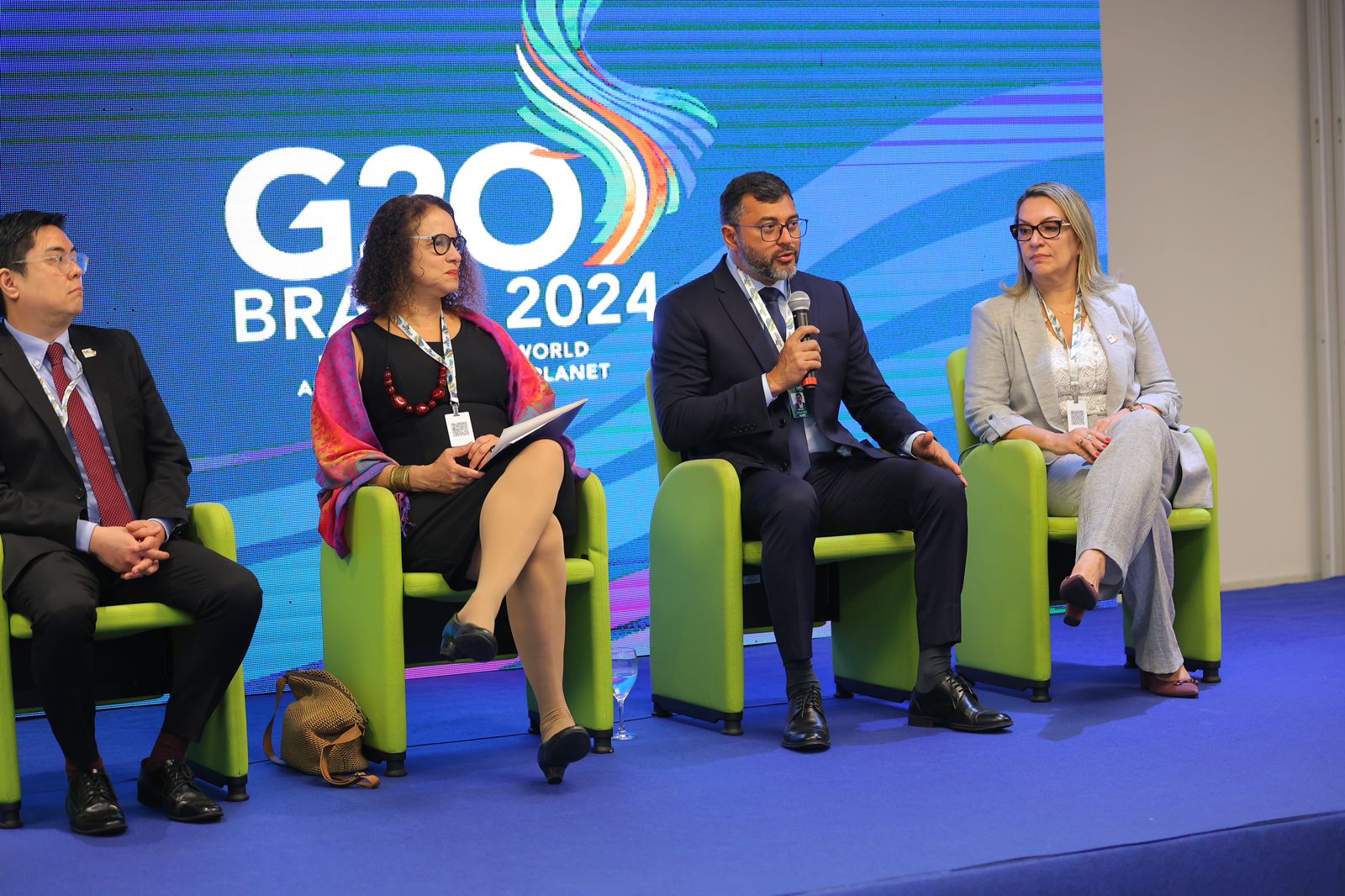 CT&I
O governador Wilson Lima reforçou, para as autoridades, a importância dos investimentos do Governo do Estado na área de ciência, tecnologia e inovação. Por meio da Fundação de Amparo à Pesquisa do Amazonas (Fapeam), em cinco anos, mais de R$ 730 milhões foram destinados para o fortalecimento de CT&I no Amazonas, sendo R$ 33 milhões apenas para projetos em inovação tecnológica, sustentabilidade e cadeias produtivas.
De acordo com a Fapeam, os investimentos correspondem ao período de 2019 a 2024 e amparam o desenvolvimento de 250 projetos na capital e no interior do estado. O trabalho executado pelo governador Wilson Lima firmou o Amazonas em 2º lugar em Inovação no país, segundo o Ranking de Competitividade dos Estados divulgado em agosto deste ano.
G20
A reunião ministerial de Pesquisa e Inovação do G20 reuniu chefes de delegação, como a ministra da Ciência, Tecnologia e Inovação, Luciana Santos e a ministra das Mulheres, Cida Gonçalves. Lideranças da Índia, África do Sul, Argentina, Austrália, Canadá, China, França, Alemanha, Indonésia, Itália, Japão, Coréia do Sul, Rússia, Arábia Saudita, Turquia, Reino Unido, Estados Unidos, México, Angola, Egito, Portugal, Singapura, Espanha, Suíça e Noruega também estiveram presentes na reunião.
O evento do G20 teve início na segunda-feira (16/09), com o tema “Inovação Aberta para o Desenvolvimento Justo e Sustentável”, discutindo temas como inovação aberta para promover o desenvolvimento sustentável, transição energética, bioeconomia circular, promoção da saúde global, pesquisa e inovação para a Amazônia e outras florestas.
Com presidências anuais, o Brasil assumiu a liderança do G20 no dia 1º de dezembro de 2023 e seguirá até 30 de novembro de 2024. O G20 é o principal fórum de cooperação econômica internacional para definição e fortalecimento em questões econômicas relevantes.