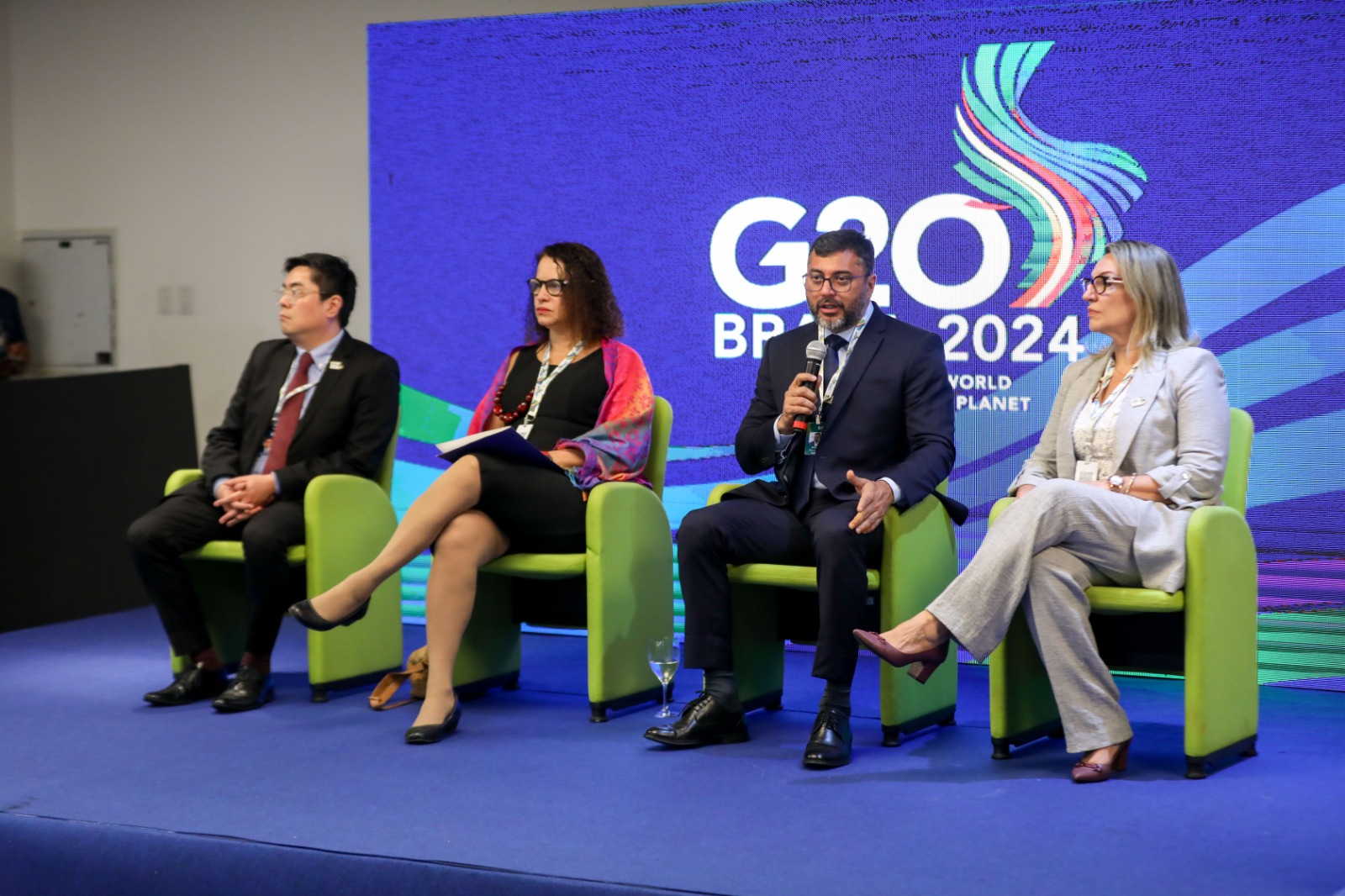 CT&I
O governador Wilson Lima reforçou, para as autoridades, a importância dos investimentos do Governo do Estado na área de ciência, tecnologia e inovação. Por meio da Fundação de Amparo à Pesquisa do Amazonas (Fapeam), em cinco anos, mais de R$ 730 milhões foram destinados para o fortalecimento de CT&I no Amazonas, sendo R$ 33 milhões apenas para projetos em inovação tecnológica, sustentabilidade e cadeias produtivas.
De acordo com a Fapeam, os investimentos correspondem ao período de 2019 a 2024 e amparam o desenvolvimento de 250 projetos na capital e no interior do estado. O trabalho executado pelo governador Wilson Lima firmou o Amazonas em 2º lugar em Inovação no país, segundo o Ranking de Competitividade dos Estados divulgado em agosto deste ano.
G20
A reunião ministerial de Pesquisa e Inovação do G20 reuniu chefes de delegação, como a ministra da Ciência, Tecnologia e Inovação, Luciana Santos e a ministra das Mulheres, Cida Gonçalves. Lideranças da Índia, África do Sul, Argentina, Austrália, Canadá, China, França, Alemanha, Indonésia, Itália, Japão, Coréia do Sul, Rússia, Arábia Saudita, Turquia, Reino Unido, Estados Unidos, México, Angola, Egito, Portugal, Singapura, Espanha, Suíça e Noruega também estiveram presentes na reunião.
O evento do G20 teve início na segunda-feira (16/09), com o tema “Inovação Aberta para o Desenvolvimento Justo e Sustentável”, discutindo temas como inovação aberta para promover o desenvolvimento sustentável, transição energética, bioeconomia circular, promoção da saúde global, pesquisa e inovação para a Amazônia e outras florestas.
Com presidências anuais, o Brasil assumiu a liderança do G20 no dia 1º de dezembro de 2023 e seguirá até 30 de novembro de 2024. O G20 é o principal fórum de cooperação econômica internacional para definição e fortalecimento em questões econômicas relevantes.