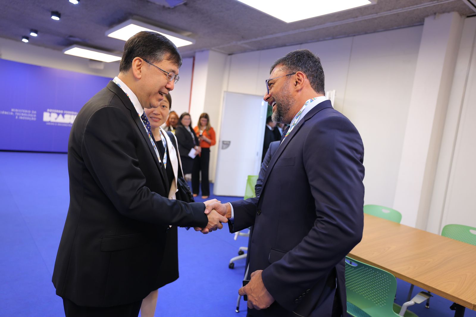 CT&I
O governador Wilson Lima reforçou, para as autoridades, a importância dos investimentos do Governo do Estado na área de ciência, tecnologia e inovação. Por meio da Fundação de Amparo à Pesquisa do Amazonas (Fapeam), em cinco anos, mais de R$ 730 milhões foram destinados para o fortalecimento de CT&I no Amazonas, sendo R$ 33 milhões apenas para projetos em inovação tecnológica, sustentabilidade e cadeias produtivas.
De acordo com a Fapeam, os investimentos correspondem ao período de 2019 a 2024 e amparam o desenvolvimento de 250 projetos na capital e no interior do estado. O trabalho executado pelo governador Wilson Lima firmou o Amazonas em 2º lugar em Inovação no país, segundo o Ranking de Competitividade dos Estados divulgado em agosto deste ano.
G20
A reunião ministerial de Pesquisa e Inovação do G20 reuniu chefes de delegação, como a ministra da Ciência, Tecnologia e Inovação, Luciana Santos e a ministra das Mulheres, Cida Gonçalves. Lideranças da Índia, África do Sul, Argentina, Austrália, Canadá, China, França, Alemanha, Indonésia, Itália, Japão, Coréia do Sul, Rússia, Arábia Saudita, Turquia, Reino Unido, Estados Unidos, México, Angola, Egito, Portugal, Singapura, Espanha, Suíça e Noruega também estiveram presentes na reunião.
O evento do G20 teve início na segunda-feira (16/09), com o tema “Inovação Aberta para o Desenvolvimento Justo e Sustentável”, discutindo temas como inovação aberta para promover o desenvolvimento sustentável, transição energética, bioeconomia circular, promoção da saúde global, pesquisa e inovação para a Amazônia e outras florestas.
Com presidências anuais, o Brasil assumiu a liderança do G20 no dia 1º de dezembro de 2023 e seguirá até 30 de novembro de 2024. O G20 é o principal fórum de cooperação econômica internacional para definição e fortalecimento em questões econômicas relevantes.