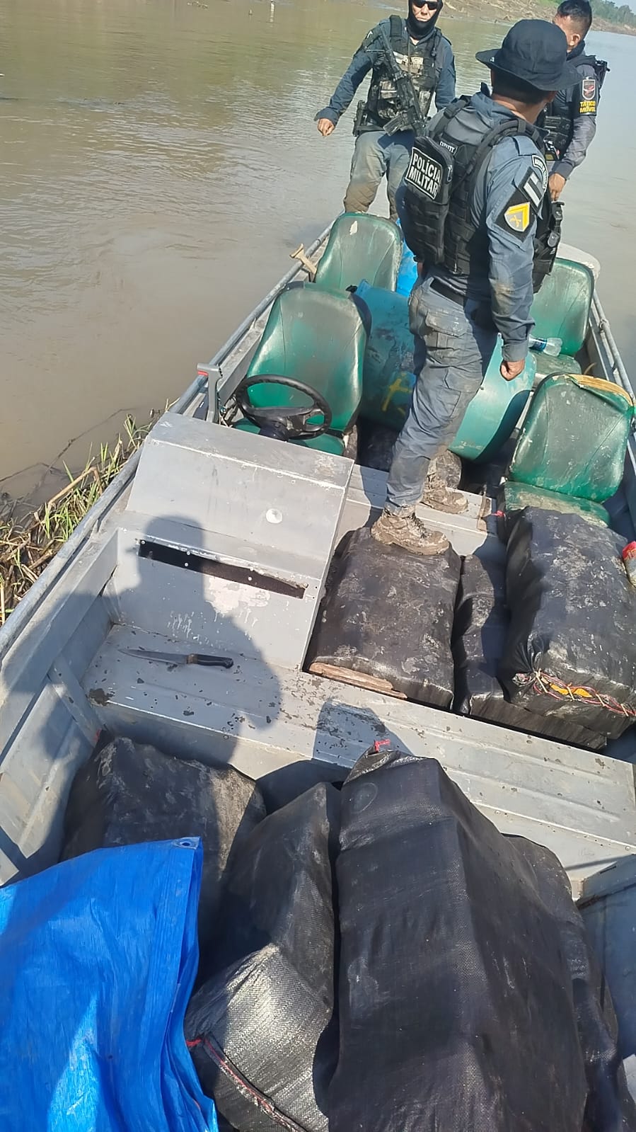 SSP-AM apreende 362 kg de drogas em embarcação após confronto com narcotraficantes no Rio Solimões