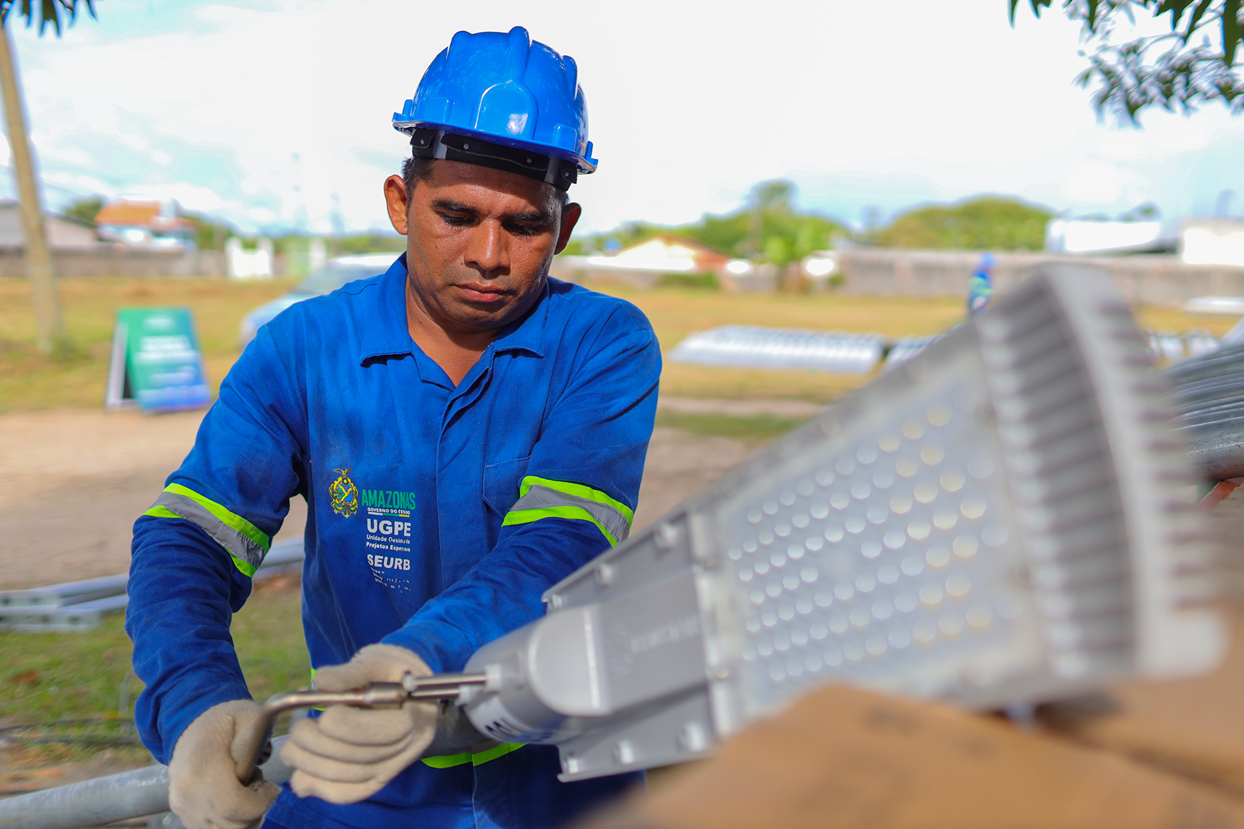 Governo do Amazonas avança na modernização da Iluminação Pública do interior e chega ao município de Santa Isabel do Rio Negro