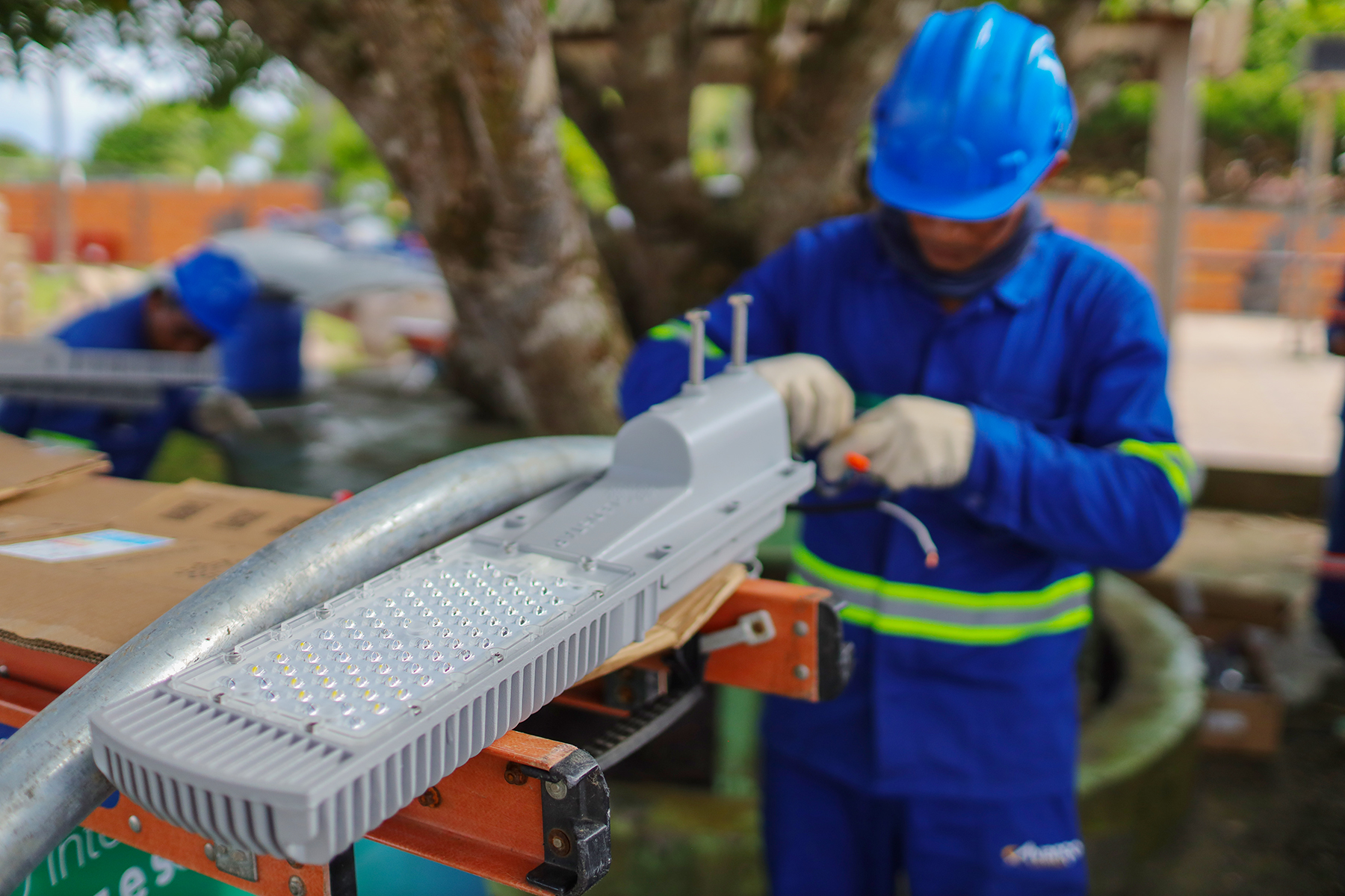 Governo do Amazonas avança na modernização da Iluminação Pública do interior e chega ao município de Santa Isabel do Rio Negro