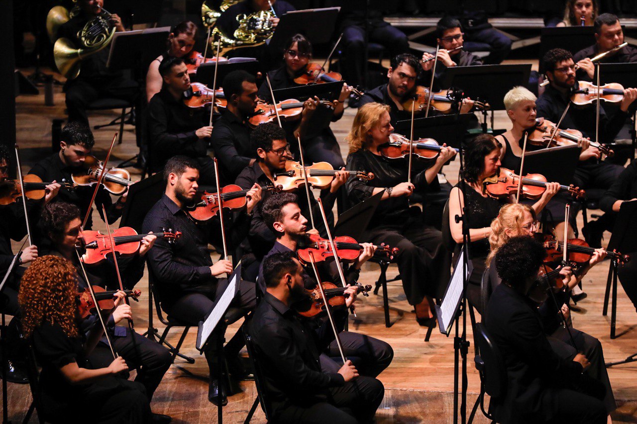 ‘Brahms: Concerto Duplo – Schumann: Sinfonia Renana’
Neste concerto, o violoncelista bielorrusso Anton Minenkov e a violinista búlgara Denitsa Marinova, integrantes da Amazonas Filarmônica, irão apresentar o famoso “Concerto duplo para violino e violoncelo” de Johannes Brahms.
“Estamos muito felizes, eu e Anton em apresentar ao público de Manaus, um concerto lindo e romântico. Sob a regência do grande maestro Luiz Fernando Malheiro e a maravilhosa Amazonas Filarmônica”, disse a violinista Denitsa Marinova, 38. Ela e Anton se conheceram em Manaus, nos ensaios da orquestra. Hoje, estão casados e têm um filho amazonense.
Para fechar o concerto, o maestro Luiz Fernando Malheiro escolheu a Sinfonia n.3 de Robert Schumann, mais conhecida como “Sinfonia Renana”. A obra leva este apelido porque Schumann a escreveu quando vivia perto do rio Reno, na Alemanha.