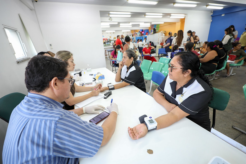 Atendimentos
Os serviços são disponibilizados das 8h às 12h, para consultas médicas especializadas.
Das 8h às 12h e das 14h às 17h, a Carreta da Saúde estará funcionando, com oferta de mamografia e ultrassonografia (abdômen total, abdômen superior, tireoide, mama, próstata via abdominal, aparelho urinário, obstétrica, transvaginal e pélvica).
A Carreta de Tomografia oferece os exames de tórax, abdômen, crânio, pelve, extremidades e colunas cervical, torácicas e lombossacrais. Durante a ação também estão sendo feitos atendimentos em fisioterapia e exames de retinografia pela FUnATI; testes rápidos de HIV, sífilis e hepatites B e C, pela FVS-RCP.
A FVS-RCP está distribuindo para a população preservativos internos e externos, gel lubrificante e materiais informativos sobre a prevenção de infecções sexualmente transmissíveis (ISTs). Além disso, no local são oferecidos serviços de aconselhamento com psicólogo, assistente social e equipe de enfermagem; e orientações para o acompanhamento de casos positivos na rede de saúde.