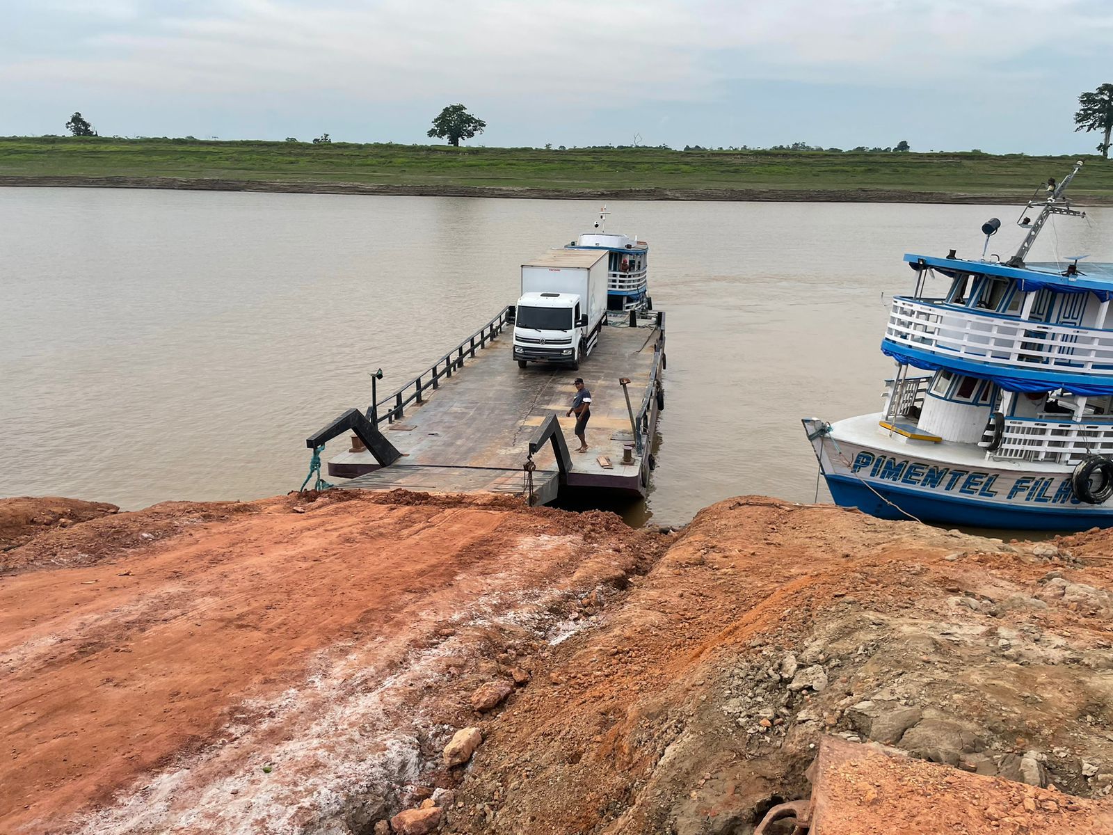 Governo do Amazonas entrega 3 mil cestas básicas a famílias de Autazes afetadas pela seca