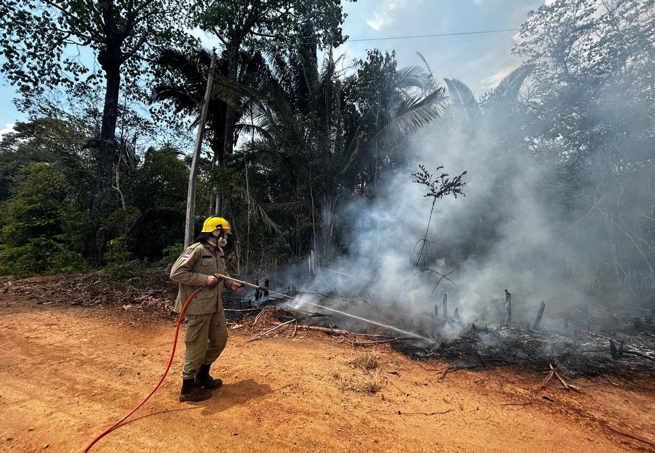 Ampliação de bases operacionais 

No dia 26 de setembro, o governador Wilson Lima anunciou a aprovação do valor de R$ 45 milhões para o combate às queimadas. O recurso é proveniente do Fundo Amazônia e será usado para a implementação de brigadas de incêndios em 21 municípios do interior, que juntos representam 95% dos incêndios no Amazonas. A instalação das novas bases deve ser totalmente realizada até o primeiro semestre de 2025.

Ação integrada

Além da atuação direta no combate aos incêndios por meio do Corpo de Bombeiros, o Governo do Amazonas também tem reforçado o trabalho de monitoramento e fiscalização com os órgãos estaduais de segurança pública e meio ambiente. Ao todo, mais de 800 agentes, incluindo bombeiros, brigadistas e Força Nacional atuam nas linhas de frente no combate aos incêndios.

 