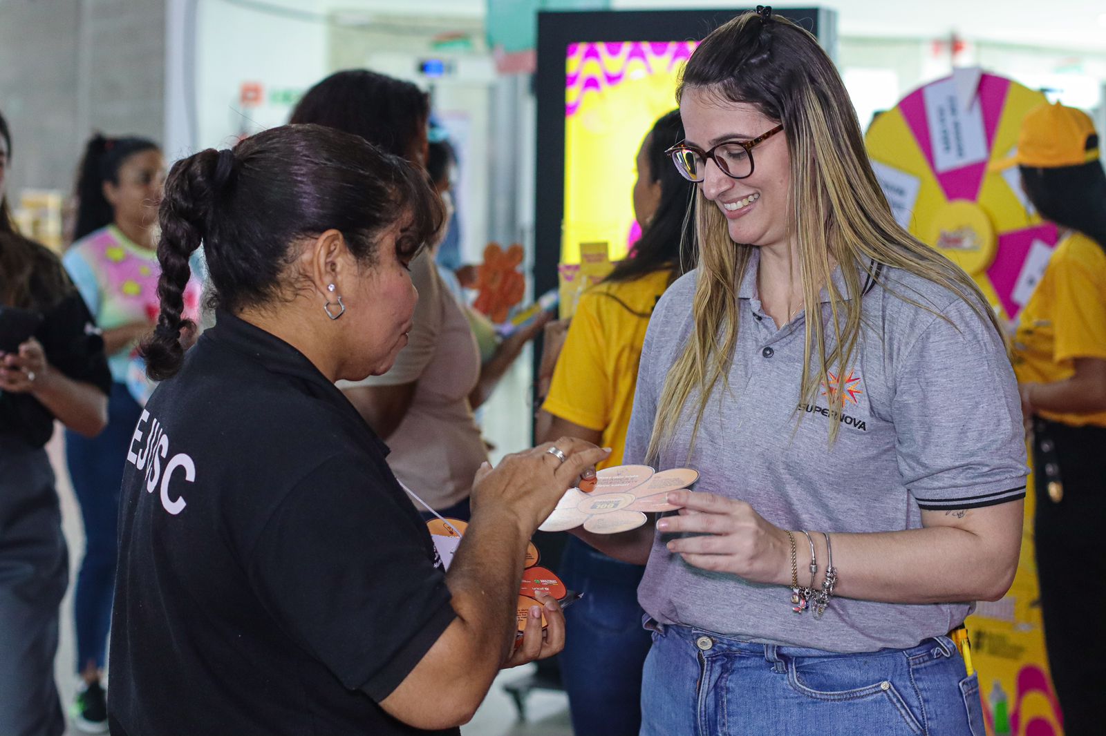Emissão de documentos e regularização de CPF são alguns dos benefícios disponíveis aos cidadãos Levando serviços de emissão de documentos e orientação sobre direitos humanos, a Secretaria de Estado de Justiça, Direitos Humanos e Cidadania (Sejusc) está presente desde quinta-feira (03/10) na 1ª edição da Expo Favela Innovation do Amazonas, que termina nesta sexta-feira (04/10), no Centro de Convenções Jorge Vasques, de 13h às 22h.
A Sejus está oferecendo serviços de cidadania e direitos humanos para o cidadão, como a emissão de declaração de hipossuficiência do Registro Civil de Nascimento (RCN) ou Casamento; Inscrição, alteração e regularização de CPF; além de atendimentos e orientações para pessoas com deficiência, mulheres, idosos e crianças e adolescentes.
Com foco em dar visibilidade aos empreendedores das favelas e suas iniciativas, a feira de negócios conta com palestras, workshops, exposições, mentorias, áreas de jogos e culturais para a população. Por meio da Secretaria Executiva dos Direitos da Criança e Adolescente (Sedca), 10 socioeducandos foram ao local para ter uma experiência cultural e de empreendedorismo.
Integrada ao evento, a Sejusc oferece serviços de cidadania e direitos humanos para o cidadão, como a emissão de declaração de hipossuficiência do Registro Civil de Nascimento (RCN) ou Casamento; Inscrição, alteração e regularização de CPF; além de atendimentos e orientações para pessoas com deficiência, mulheres, idosos e crianças e adolescentes.
Recém–chegada a Manaus, a migrante venezuelana Jhoselyn Rodrigues, de 29 anos, soube dos serviços da Sejusc e buscou o atendimento para inscrição do seu CPF. Em busca de sua família e uma nova moradia, ela espera começar uma nova vida como cidadã, junto de seu filho e marido na capital.
“Cheguei em Manaus há pouco tempo e hoje vim atrás da minha documentação, meu CPF. Vim a Expo Favela atrás desse serviço, dessa ajuda para conseguir esse documento importante e, assim, ajudar minha família”, comentou a mãe.
A secretaria também está incentivando a representatividade no evento, levando expositores de comunidades LGBTQIAPN+ e racial, principalmente dos povos do axé, para participar da feira. Ao todo, são 10 stands com produtos diversos para a população.