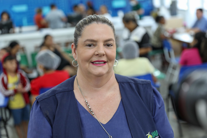 Atendimentos
Os serviços são disponibilizados das 8h às 12h, para consultas médicas especializadas.
Das 8h às 12h e das 14h às 17h, a Carreta da Saúde estará funcionando, com oferta de mamografia e ultrassonografia (abdômen total, abdômen superior, tireoide, mama, próstata via abdominal, aparelho urinário, obstétrica, transvaginal e pélvica).
A Carreta de Tomografia oferece os exames de tórax, abdômen, crânio, pelve, extremidades e colunas cervical, torácicas e lombossacrais. Durante a ação também estão sendo feitos atendimentos em fisioterapia e exames de retinografia pela FUnATI; testes rápidos de HIV, sífilis e hepatites B e C, pela FVS-RCP.
A FVS-RCP está distribuindo para a população preservativos internos e externos, gel lubrificante e materiais informativos sobre a prevenção de infecções sexualmente transmissíveis (ISTs). Além disso, no local são oferecidos serviços de aconselhamento com psicólogo, assistente social e equipe de enfermagem; e orientações para o acompanhamento de casos positivos na rede de saúde.