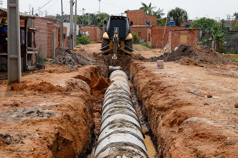 Em julho deste ano, o governador Wilson Lima deu início à nova etapa do programa que visa a recuperação e expansão da malha viária do estado As obras do Programa Asfalta Amazonas na comunidade Parque Solimões, no bairro Tarumã, na zona oeste, chegam a 90% de execução. As frentes de trabalhos estão sendo realizadas atualmente na Rua Praia do Icarai com os serviços de drenagem e terraplanagem. Outras seis ruas já foram asfaltadas no local. Em julho deste ano, o governador Wilson Lima deu início à nova etapa de obras programa que visa a recuperação e expansão da malha viária do estado. O Asfalta Amazonas é executado pela Secretaria de Estado de Infraestrutura (Seinfra) e Unidade Gestora de Projetos Especiais (UGPE), por meio de convênios com as prefeituras ou execução direta. Na capital, as obras abrangeram as ruas do Parque Solimões, bem como em ramais e comunidades ao longo das rodovias AM-010 e BR-174. “O governador Wilson Lima lançou o Asfalto Amazonas aqui na zona oeste, onde já asfaltamos seis ruas no Parque Solimões. Na rua Praia do Icarai estamos fazendo todo um trabalho de drenagem, base e sub-base para depois chegar ao asfalto. Estamos seguindo com o programa na capital como também no interior do Amazonas”, disse o secretário da UGPE, Marcellus Campêlo. No Parque Solimões, a UGPE já realizou as obras nas ruas Praia do Arpoador, Praia da Ponta Negra, Praia do Futuro, Praia do Italaia, Praia do Mosqueiro e Praia Canoa Quebrada. A Seinfra está com obras em andamento nos Ramais da Cooperativa e do Pau Rosa, localizados na Rodovia BR-174; no Ramal Santo Antônio, na rodovia AM-010. Assim como com as construções de acessos e retornos ao Parque Multiuso Dr. Eurípedes Ferreira Lins, localizado no KM 2 da rodovia BR-174; e do viário Rapidão Rodoanel Metropolitano de Manaus. Na Rodovia AM-010, os serviços estão com 67% de avanço. O comerciante Wando Oliveira, 43, mora na rua Praia do Icarai, no Parque Solimões, e disse estar satisfeito com os serviços na comunidade. “Está sendo um ótimo trabalho, graças a Deus. A gente teve esse privilégio de ver essa obra quando começou e vai ter o privilégio também de ver ela concluída para facilitar a nossa vida na comunidade; não só a minha, mas como a de todos os moradores”. No interior, as obras da Seinfra seguem nos municípios de Humaitá, Apuí, Barreirinha, Boa Vista do Ramos, Anamã, Anori, Caapiranga, Carauari, Careiro, Careiro da Várzea, Coari, Codajás, Iranduba, Manaquiri, Itacoatiara, Manacapuru, São Paulo de Olivença, Tabatinga, Tefé, Amaturá, Autazes, Novo Airão, Barcelos, Eirunepé, Maraã, Fonte Boa, Apuí, Canutama, Japurá, Manicoré, São Gabriel da Cachoeira, Novo Airão, São Sebastião do Uatumã, Silves, Tapuá, Tonantins, Uairini, Urucurituba e Manicoré.