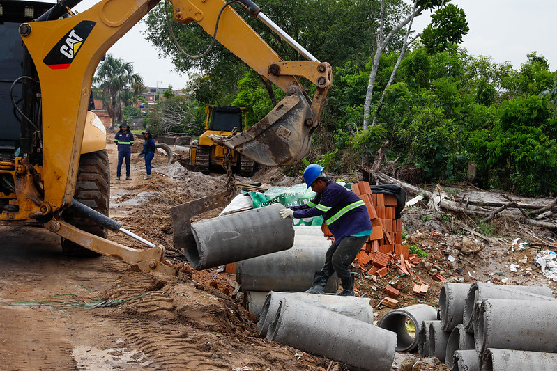 Em julho deste ano, o governador Wilson Lima deu início à nova etapa do programa que visa a recuperação e expansão da malha viária do estado As obras do Programa Asfalta Amazonas na comunidade Parque Solimões, no bairro Tarumã, na zona oeste, chegam a 90% de execução. As frentes de trabalhos estão sendo realizadas atualmente na Rua Praia do Icarai com os serviços de drenagem e terraplanagem. Outras seis ruas já foram asfaltadas no local. Em julho deste ano, o governador Wilson Lima deu início à nova etapa de obras programa que visa a recuperação e expansão da malha viária do estado. O Asfalta Amazonas é executado pela Secretaria de Estado de Infraestrutura (Seinfra) e Unidade Gestora de Projetos Especiais (UGPE), por meio de convênios com as prefeituras ou execução direta. Na capital, as obras abrangeram as ruas do Parque Solimões, bem como em ramais e comunidades ao longo das rodovias AM-010 e BR-174. “O governador Wilson Lima lançou o Asfalto Amazonas aqui na zona oeste, onde já asfaltamos seis ruas no Parque Solimões. Na rua Praia do Icarai estamos fazendo todo um trabalho de drenagem, base e sub-base para depois chegar ao asfalto. Estamos seguindo com o programa na capital como também no interior do Amazonas”, disse o secretário da UGPE, Marcellus Campêlo. No Parque Solimões, a UGPE já realizou as obras nas ruas Praia do Arpoador, Praia da Ponta Negra, Praia do Futuro, Praia do Italaia, Praia do Mosqueiro e Praia Canoa Quebrada. A Seinfra está com obras em andamento nos Ramais da Cooperativa e do Pau Rosa, localizados na Rodovia BR-174; no Ramal Santo Antônio, na rodovia AM-010. Assim como com as construções de acessos e retornos ao Parque Multiuso Dr. Eurípedes Ferreira Lins, localizado no KM 2 da rodovia BR-174; e do viário Rapidão Rodoanel Metropolitano de Manaus. Na Rodovia AM-010, os serviços estão com 67% de avanço. O comerciante Wando Oliveira, 43, mora na rua Praia do Icarai, no Parque Solimões, e disse estar satisfeito com os serviços na comunidade. “Está sendo um ótimo trabalho, graças a Deus. A gente teve esse privilégio de ver essa obra quando começou e vai ter o privilégio também de ver ela concluída para facilitar a nossa vida na comunidade; não só a minha, mas como a de todos os moradores”. No interior, as obras da Seinfra seguem nos municípios de Humaitá, Apuí, Barreirinha, Boa Vista do Ramos, Anamã, Anori, Caapiranga, Carauari, Careiro, Careiro da Várzea, Coari, Codajás, Iranduba, Manaquiri, Itacoatiara, Manacapuru, São Paulo de Olivença, Tabatinga, Tefé, Amaturá, Autazes, Novo Airão, Barcelos, Eirunepé, Maraã, Fonte Boa, Apuí, Canutama, Japurá, Manicoré, São Gabriel da Cachoeira, Novo Airão, São Sebastião do Uatumã, Silves, Tapuá, Tonantins, Uairini, Urucurituba e Manicoré.