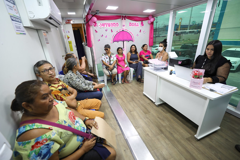 População aprova iniciativa
A empreendedora Branca Silva aproveitou a oportunidade e fez a mamografia pela primeira vez. “Eu tenho 47 anos e nunca tinha feito uma mamografia na vida. Aqui no Saúde Presente eu consegui passar pelo médico e fazer esse exame que é tão importante para nós, mulheres. Então, para mim, foi ótimo. Espero que fique tendo sempre essas ações”, afirmou.
A dona de casa Dalva Lúcia ficou sabendo do programa por uma amiga e foi ao local em busca de atendimento. Ela aprovou a iniciativa. “Fui muito bem atendida e fiz todos os exames e consultas que precisava. Essa ação é maravilhosa, tem muitas pessoas que precisam de médico e aqui eu resolvi tudo só num dia”, observou.
Parceria
Além da SES-AM, o programa Saúde Presente contou com a parceria da FVS-RCP, da Fundação Universidade Aberta da Terceira Idade (FUnATI) e das Secretarias de Estado de Educação (Seduc) e de Desporto e Lazer (Sedel).
Pela FVS, foram disponibilizados testes rápidos de HIV, sífilis e hepatites B e C. A Fundação também realizou a distribuição de preservativos internos e externos, de gel lubrificante e materiais informativos sobre prevenção de infecções sexualmente transmissíveis (ISTs).
Já a FUnATI ofereceu atendimentos em fisioterapia e exames de retinografia. Ao todo, mais de 60 profissionais da saúde participaram da ação.