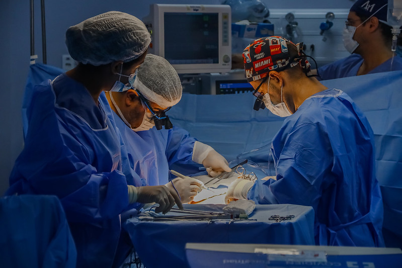 SolidariedadeQuem recebe um órgão é grato pela decisão de alguém de fazer o bem e salvar uma vida. É o caso da assistente administrativa Patrícia Soares de Almeida, de 44 anos. Em 29 de junho deste ano, ela recebeu um rim de um doador falecido. “Eu sou extremamente grata ao doador e à família dele que, mesmo no momento de dor, tomou a decisão de salvar uma vida, a minha. Eu nasci novamente no dia do meu transplante”, disse.
Patrícia conta que descobriu a doença renal crônica em 2022 e em setembro de 2023 iniciou a hemodiálise. Nesse período, diz ela, um dos seus rins só funcionava com 17% da capacidade. “Quando fui chamada para o transplante, a situação era ainda pior. Eu só tinha um rim funcionando, com 11% da sua capacidade. Receber a ligação de que eu deveria ir até o hospital, porque tinha um órgão para mim, foi um momento de extrema felicidade. Eu estava com meu esposo quando o telefone tocou e eu lembro que não sabia o que fazer. Só queria chegar logo no hospital”, relata emocionada.
Patrícia enfatiza a importância de se declarar doador, principalmente para a família, que é quem vai tomar a decisão no momento do óbito. “Onde eu posso falar sobre doação de órgãos, eu falo. Salvou a minha vida e se outras pessoas decidirem fazer o mesmo, vão salvar outras também”, declarou.