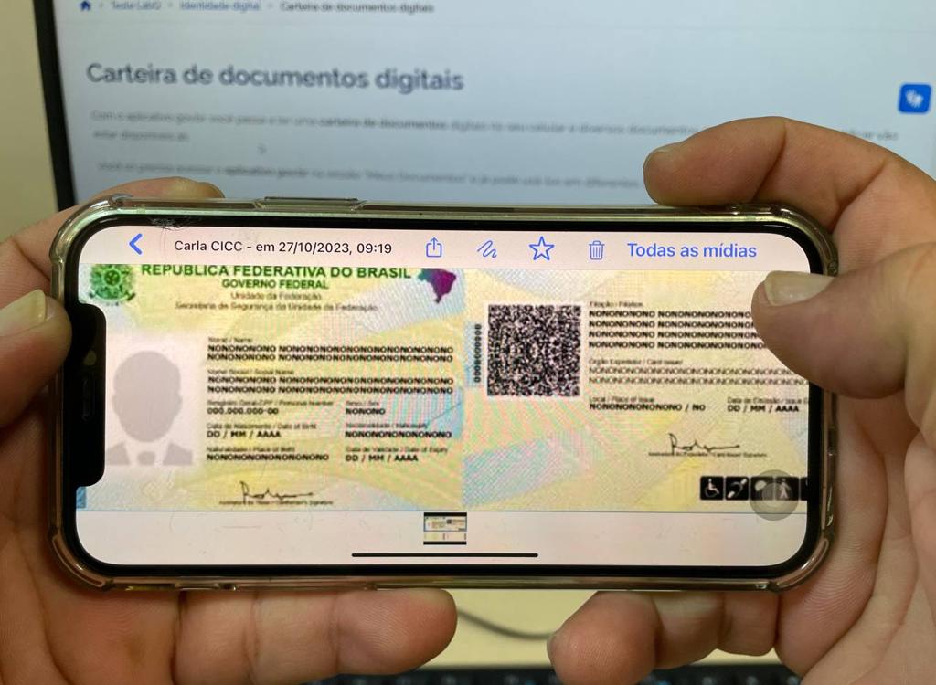 Meio Milhão de CINs
O Amazonas passou a emitir a Carteira de Identidade Nacional em abril do ano passado. Deste período até o final de setembro, 522.333 mil amazonenses já tiveram acesso ao novo documento de identificação nacional unificado. De acordo com o diretor do Instituto de Identificação, Mahatma Porto, esse valor indica que o Amazonas já alcançou cerca de 11,67% da população amazonense.
Para chegar a esse quantitativo, o Governo do Amazonas não se limitou em realizar atendimentos. Os serviços oferecidos nas unidades de Pronto Atendimento ao Cidadão (PACs) foram levados até o cidadão que mora em locais mais distantes, por meio de ações sociais. Chegou, também, ao amazonense que não pode sair de casa, por meios dos atendimentos domiciliares.
“O antigo Registro Geral tem validade até 2032, ano em que a Carteira de Identidade Nacional passará a ser exigida obrigatoriamente como documento de identificação. Temos pela frente mais 8 anos para atender a toda a população amazonense. Estamos caminhando bem porque em pouco mais de um ano, já atingimos mais de 10% da nossa população”, frisou Mahatma Porto.