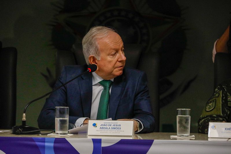 EstruturaA SSP atuou com efetivos da Polícia Militar (PMAM), da Polícia Civil e do Corpo de Bombeiros (CBMAM). Ao todo, 4,3 mil policiais civis e militares realizaram a segurança dos municípios e dos locais de votação tanto na zona urbana, quanto na zona rural, conforme plano estabelecido e validado pelo TRE-AM.
De acordo com o subcomandante-geral da Polícia Militar, coronel PM Thiago Balbi, a corporação realizou patrulhamentos ostensivos nas ruas da capital e do interior, principalmente nos perímetros dos locais de votação.
"Por parte da Polícia Militar foi uma operação muito exitosa. Agora estamos prontos para policiar as comemorações que estão ocorrendo neste momento nas cidades do interior, e preparados também para atender as determinações da Justiça Eleitoral no segundo turno", ressaltou o coronel.
O trabalho das forças estaduais deu apoio às Forças Armadas, à Polícia Federal, à Polícia Rodoviária Federal (PRF) e à Força Nacional (FN).
Balanço
Conforme acompanhamento do CICC, até às 18h deste domingo, o Amazonas registrou 47 ocorrências. O estado registrou 18 detenções, duas apreensões de armas de fogo, além de ocorrências de boca de urna, violação de sigilo de voto, desobediência às ordens da Justiça, compra de votos e um caso de transporte irregular de eleitores.
Órgãos integrados
Participaram da operação Eleições 2024, além de órgãos ligados à SSP-AM, Polícia Federal, Polícia Rodoviária Federal e Comando Militar da Amazônia (CMA), representantes do Tribunal Regional Eleitoral, Secretaria de Estado de Saúde do Amazonas (SES-AM), Secretaria de Estado de Educação e Desporto, Agência Nacional de Telecomunicações (Anatel), bem como as operadoras de telefonia e internet, Secretaria Municipal de Educação (Semed), Instituto Municipal de Mobilidade Urbana (IMMU), entre outros.