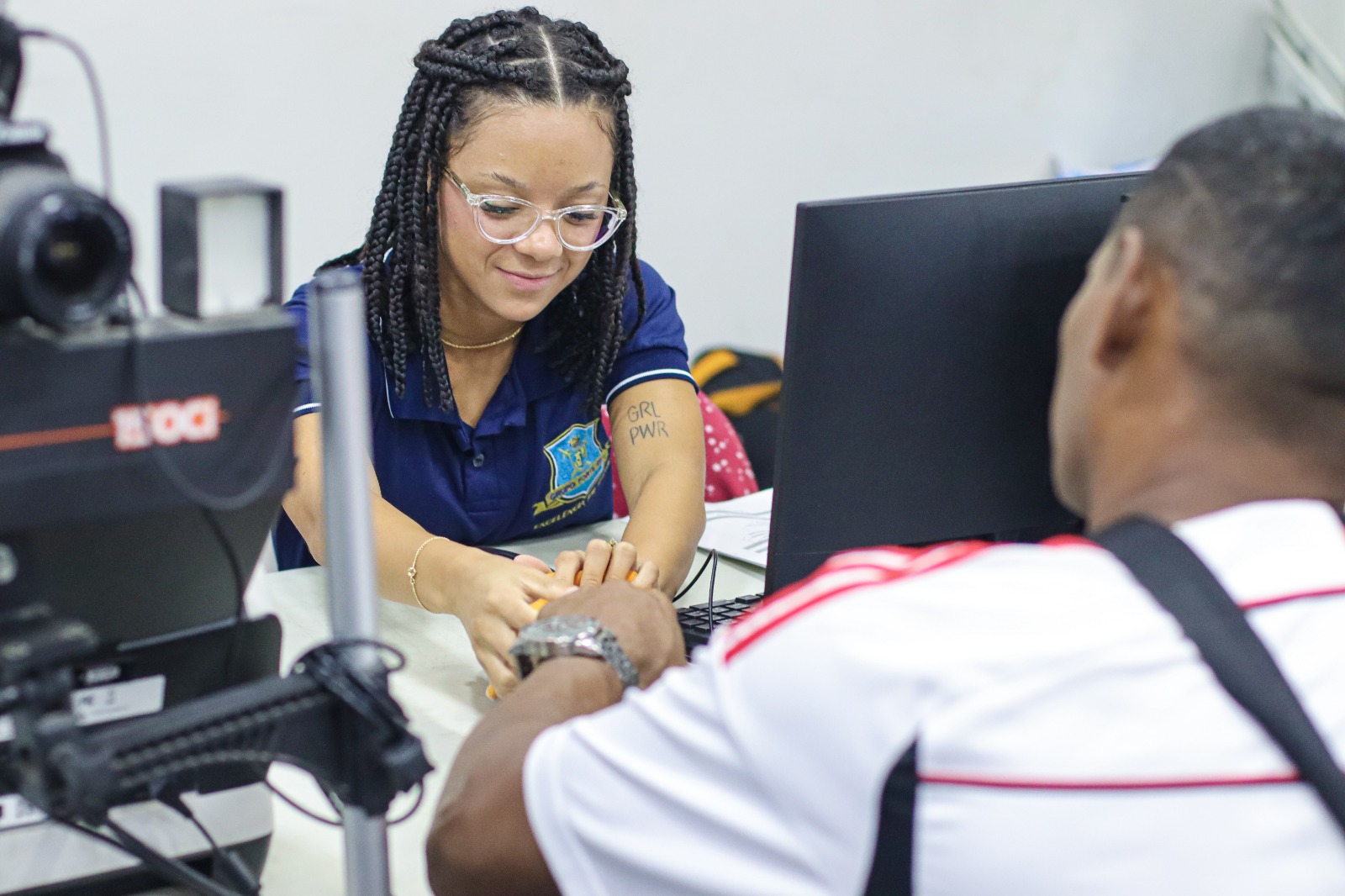 PTRIGCoordenado pela Gerência de Migração, Refúgio, Enfrentamento ao Tráfico de Pessoas e Trabalho Escravo (GMIG), o Posto é uma das políticas públicas de assistência para migrantes e refugiados do Governo do Amazonas, em resposta à emergência migratória da última década e à expansão das estruturas de apoio existentes.
Anteriormente, o PTRIG funcionava na avenida Torquato Tapajós, 1.047, bairro Da Paz, zona centro-oeste, o realocamento aconteceu por decorrência climática que afetou a estrutura do local. Agora no novo espaço, a coordenadora do PTRIG, Lilianny Morato, diz que a mudança é uma forma de dar continuidade aos serviços e o atendimento para a população.
“O espaço aqui é confortável, tem uma tenda de apoio atrás, mas eu peço que evitem chegar de madrugada, pois tem espaço para todos, são cerca de 300 atendimentos por dia. Nós continuaremos a buscar e aprimorar ainda mais esse espaço para que possamos acolhê-los”, reiterou a gerente.