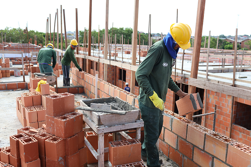 Passo a passoO secretário de Estado de Desenvolvimento Urbano e Metropolitano (Sedurb), Fausto dos Santos Júnior, pede atenção ao passo a passo para acessar a linha de subsídio, observando que, somente após o crédito aprovado, o interessado passa ao status de “selecionado”. “O primeiro passo é estar cadastrado no Amazonas Meu Lar. Depois, precisa escolher o empreendimento credenciado e ter o crédito aprovado para financiar um imóvel”, observa.
Com o crédito aprovado, a empresa responsável pelo empreendimento irá realizar os trâmites para solicitar o Certificado do subsídio, incluindo uma análise pela equipe social da Superintendência Estadual de Habitação (Suhab) e da Sedurb. Se aprovado nessa fase, o status do interessado passa para ‘cadastrado’ elegível na linha de atendimento “Subsídio Entrada do Meu Lar”.
Após essa etapa, o beneficiário receberá o Certificado para acesso ao subsídio que deve apresentar ao agente financeiro no processo de financiamento do imóvel. O certificado terá validade de 30 dias, período em que o beneficiário deverá concluir a negociação da unidade habitacional. O certificado poderá ser renovado pelo prazo máximo de 10 dias. Após esse prazo, perderá a validade.
Segundo o diretor-presidente da Suhab, Jivago Castro, o subsídio é uma das linhas de atendimento do programa Amazonas Meu Lar e quem não for contemplado nesta modalidade ainda poderá concorrer em outras. “A pessoa não fica fora do programa, ela volta para a condição de pré-cadastrado e, conforme seu perfil de vulnerabilidade, poderá ser selecionada ou fazer a opção por uma outra linha de atendimento na medida em que for disponibilizada pelo Governo do Estado”, orienta Castro.
Outras linhas do programa
· Construção de Unidades Habitacionais (UHs) com recursos do Fundo de Arrendamento Residencial (FAR)/MCMV e complemento do Governo do Estado;
· Retrofit para fins de moradia popular, em parceria com o MCMV - modalidade que consiste na restauração de prédios sem uso, com reforma e adaptação para fins de habitação popular;
· Construção de Unidades Habitacionais (UHs) e outras soluções com recursos próprios ou operações de crédito;
· Soluções de Moradias dos programas estaduais com regras próprias: Prosamin+ e Prosai Parintins;
· Regularização e emissão de Título Definitivo;
· Compra Assistida – Uma das novidades do Programa Amazonas Meu Lar com regras ainda a serem anunciadas, a nova linha consiste em uma compra assistida no valor de R$ 100 mil (parte financiado) para a compra de imóvel e terá como público prioritário famílias da Faixa 1, com renda mensal bruta de até R$ 2.850,00.