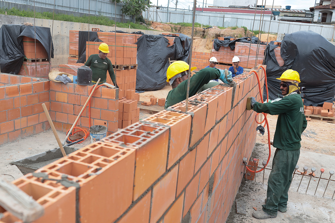 Passo a passoO secretário de Estado de Desenvolvimento Urbano e Metropolitano (Sedurb), Fausto dos Santos Júnior, pede atenção ao passo a passo para acessar a linha de subsídio, observando que, somente após o crédito aprovado, o interessado passa ao status de “selecionado”. “O primeiro passo é estar cadastrado no Amazonas Meu Lar. Depois, precisa escolher o empreendimento credenciado e ter o crédito aprovado para financiar um imóvel”, observa.
Com o crédito aprovado, a empresa responsável pelo empreendimento irá realizar os trâmites para solicitar o Certificado do subsídio, incluindo uma análise pela equipe social da Superintendência Estadual de Habitação (Suhab) e da Sedurb. Se aprovado nessa fase, o status do interessado passa para ‘cadastrado’ elegível na linha de atendimento “Subsídio Entrada do Meu Lar”.
Após essa etapa, o beneficiário receberá o Certificado para acesso ao subsídio que deve apresentar ao agente financeiro no processo de financiamento do imóvel. O certificado terá validade de 30 dias, período em que o beneficiário deverá concluir a negociação da unidade habitacional. O certificado poderá ser renovado pelo prazo máximo de 10 dias. Após esse prazo, perderá a validade.
Segundo o diretor-presidente da Suhab, Jivago Castro, o subsídio é uma das linhas de atendimento do programa Amazonas Meu Lar e quem não for contemplado nesta modalidade ainda poderá concorrer em outras. “A pessoa não fica fora do programa, ela volta para a condição de pré-cadastrado e, conforme seu perfil de vulnerabilidade, poderá ser selecionada ou fazer a opção por uma outra linha de atendimento na medida em que for disponibilizada pelo Governo do Estado”, orienta Castro.
Outras linhas do programa
· Construção de Unidades Habitacionais (UHs) com recursos do Fundo de Arrendamento Residencial (FAR)/MCMV e complemento do Governo do Estado;
· Retrofit para fins de moradia popular, em parceria com o MCMV - modalidade que consiste na restauração de prédios sem uso, com reforma e adaptação para fins de habitação popular;
· Construção de Unidades Habitacionais (UHs) e outras soluções com recursos próprios ou operações de crédito;
· Soluções de Moradias dos programas estaduais com regras próprias: Prosamin+ e Prosai Parintins;
· Regularização e emissão de Título Definitivo;
· Compra Assistida – Uma das novidades do Programa Amazonas Meu Lar com regras ainda a serem anunciadas, a nova linha consiste em uma compra assistida no valor de R$ 100 mil (parte financiado) para a compra de imóvel e terá como público prioritário famílias da Faixa 1, com renda mensal bruta de até R$ 2.850,00.