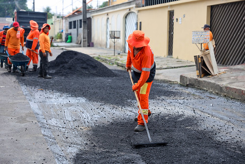Prefeitura de Manaus realiza recuperação asfáltica em trecho do bairro São José Operário