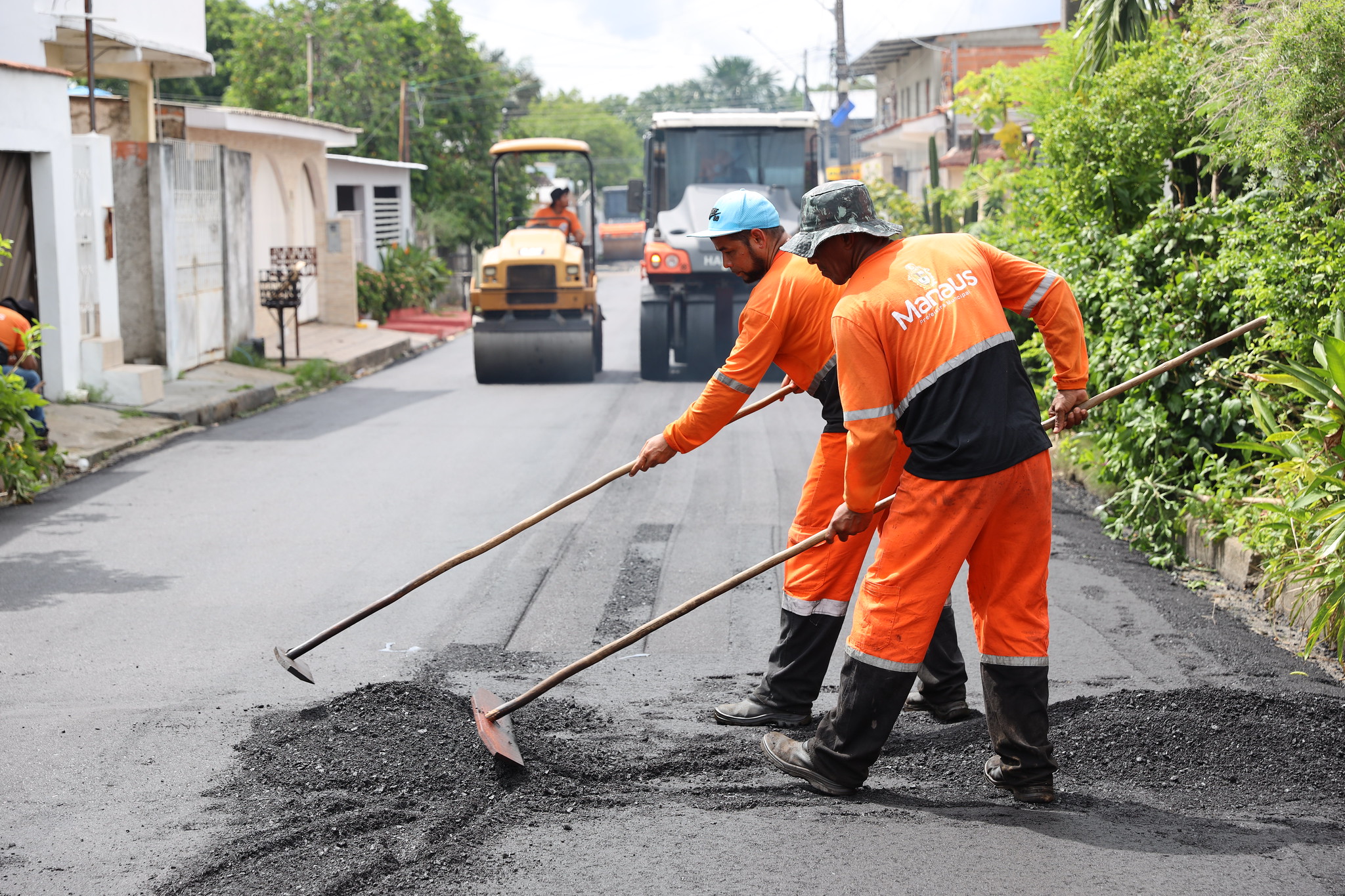 Mais de 900 vias da zona Norte de Manaus são beneficiadas com serviço de recapeamento da prefeitura