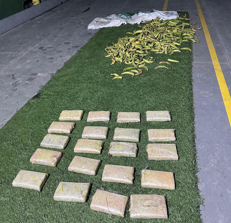 Base Arpão I: Polícia apreende 20 quilos de drogas camuflados dentro de sacos com bananas