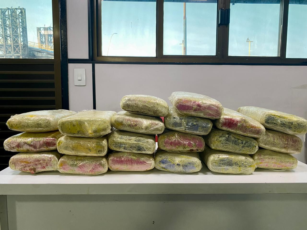 Base Arpão I: Polícia apreende 20 quilos de drogas camuflados dentro de sacos com bananas